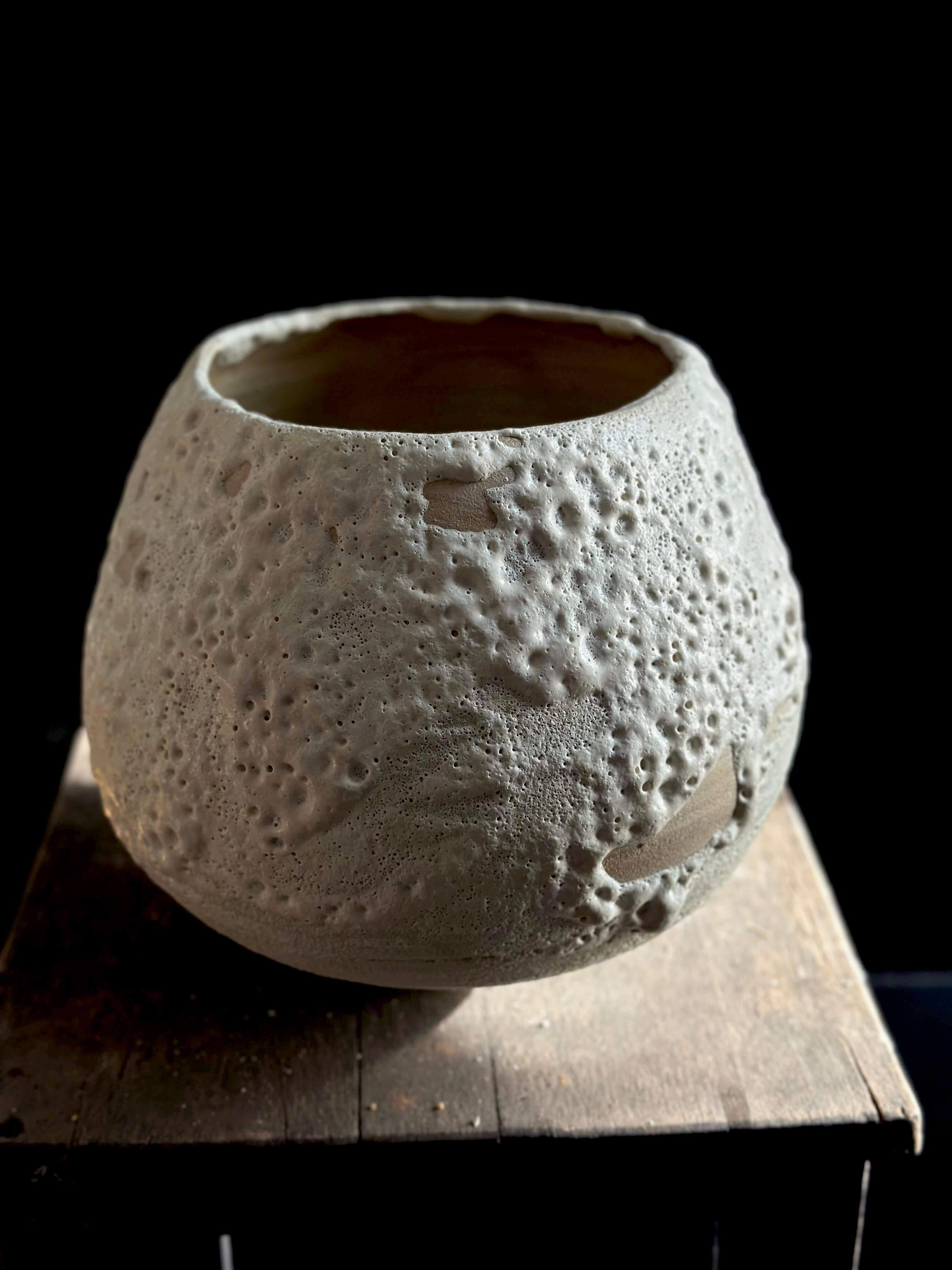 Moderno Vaso decorativo in ceramica dai toni chiari - Ideale per ambienti moderni o rustici in vendita
