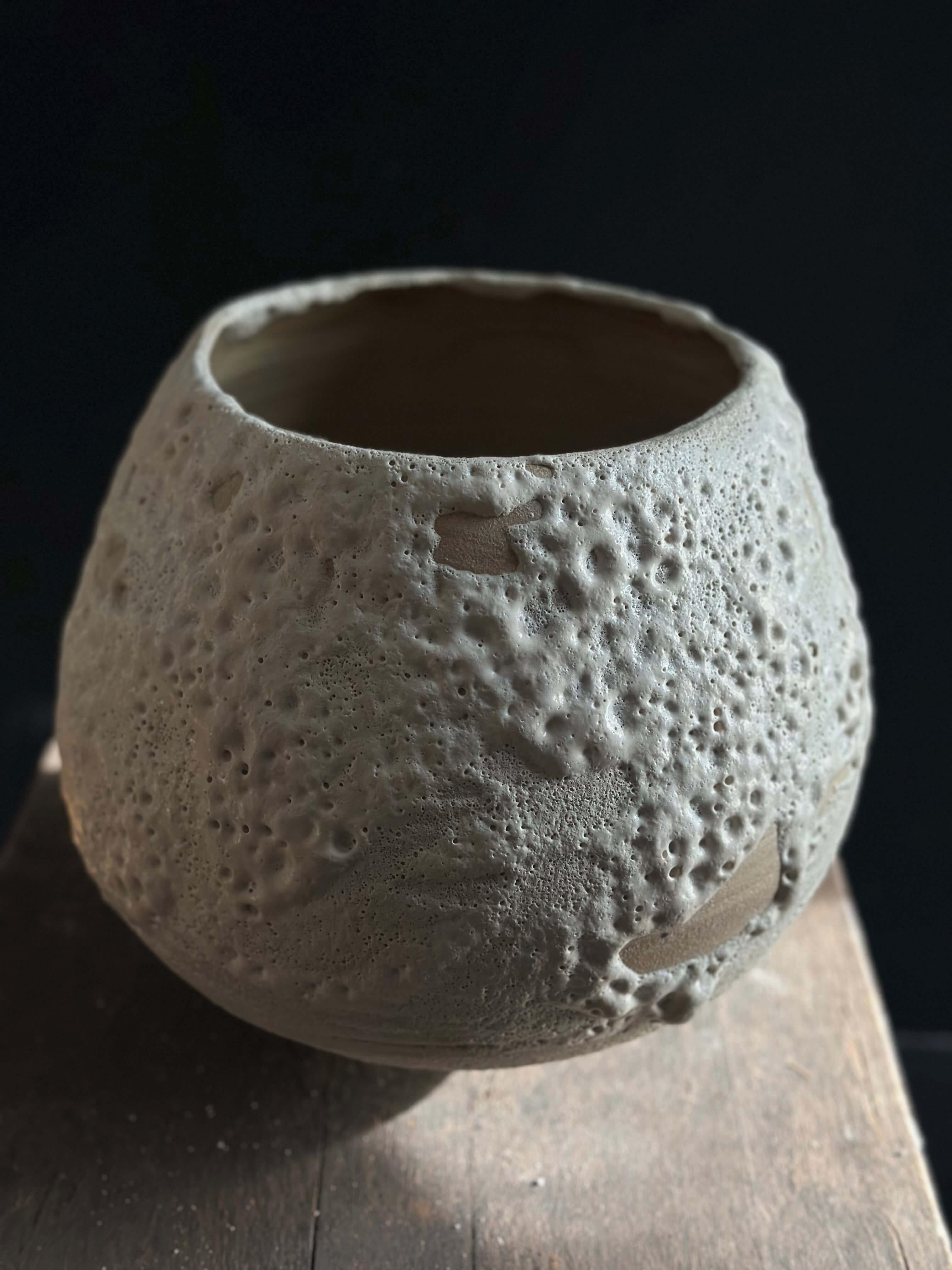 Fatto a mano Vaso decorativo in ceramica dai toni chiari - Ideale per ambienti moderni o rustici in vendita