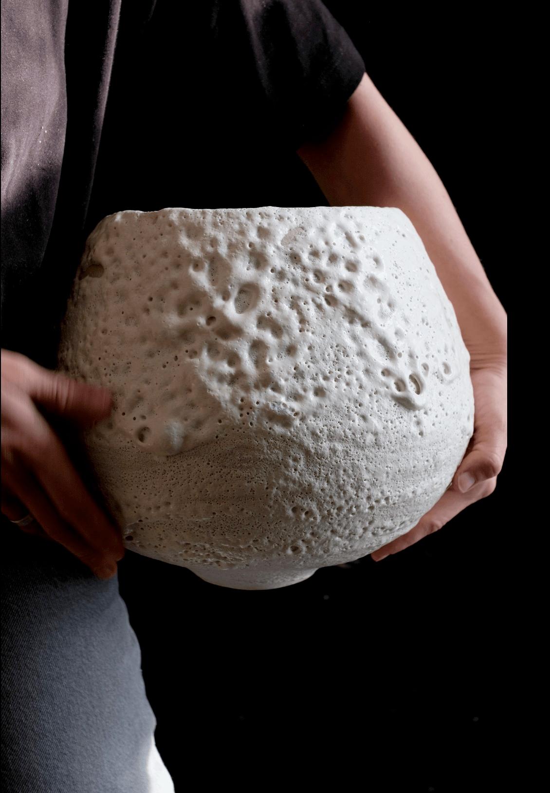 Vaso decorativo in ceramica dai toni chiari - Ideale per ambienti moderni o rustici In condizioni Nuovo in vendita a Pasadena, CA