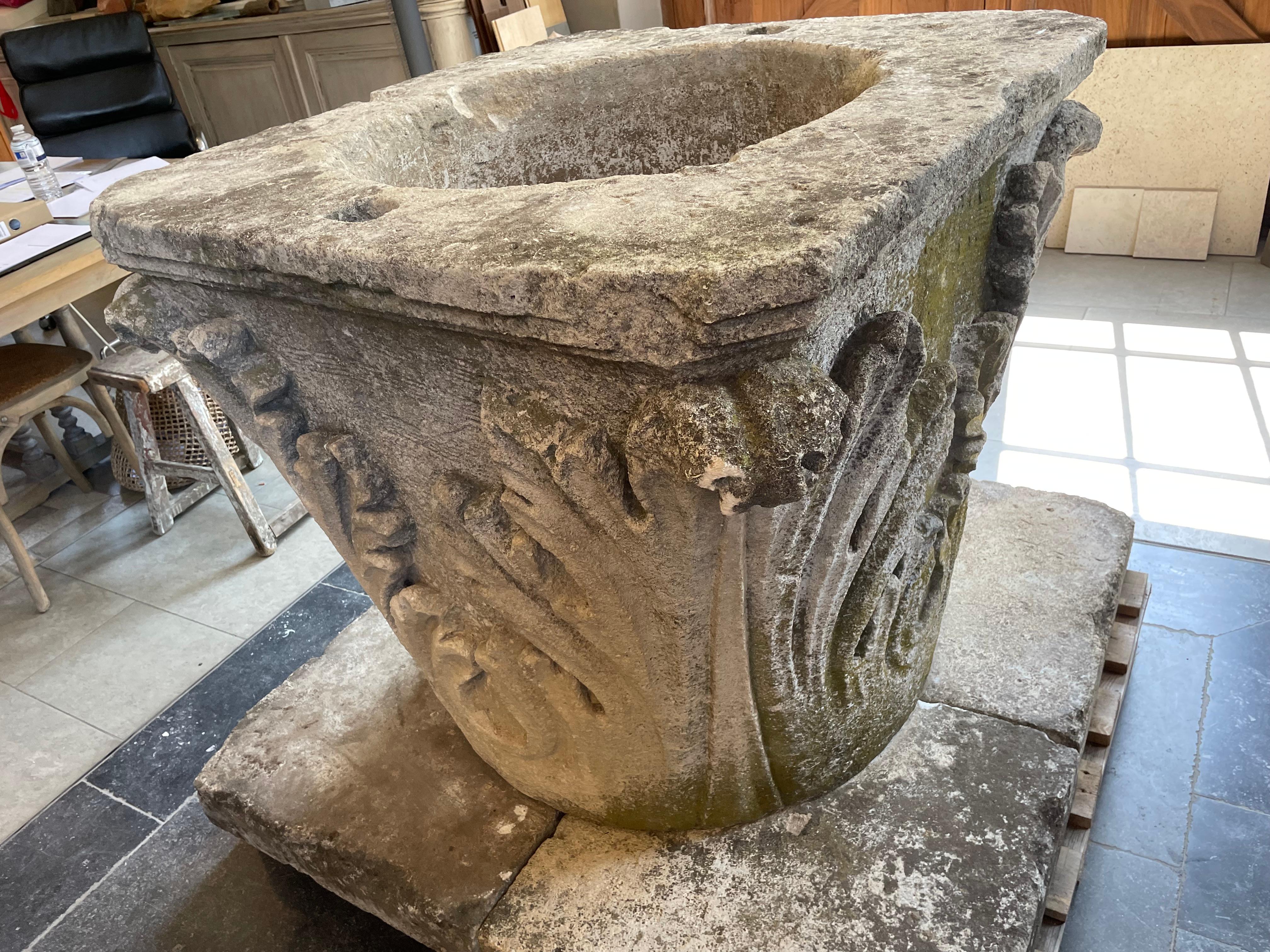 Dekorativer Brunnenkopf aus Kalkstein im Angebot 3