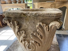 Testa di pozzo decorativa in pietra calcarea