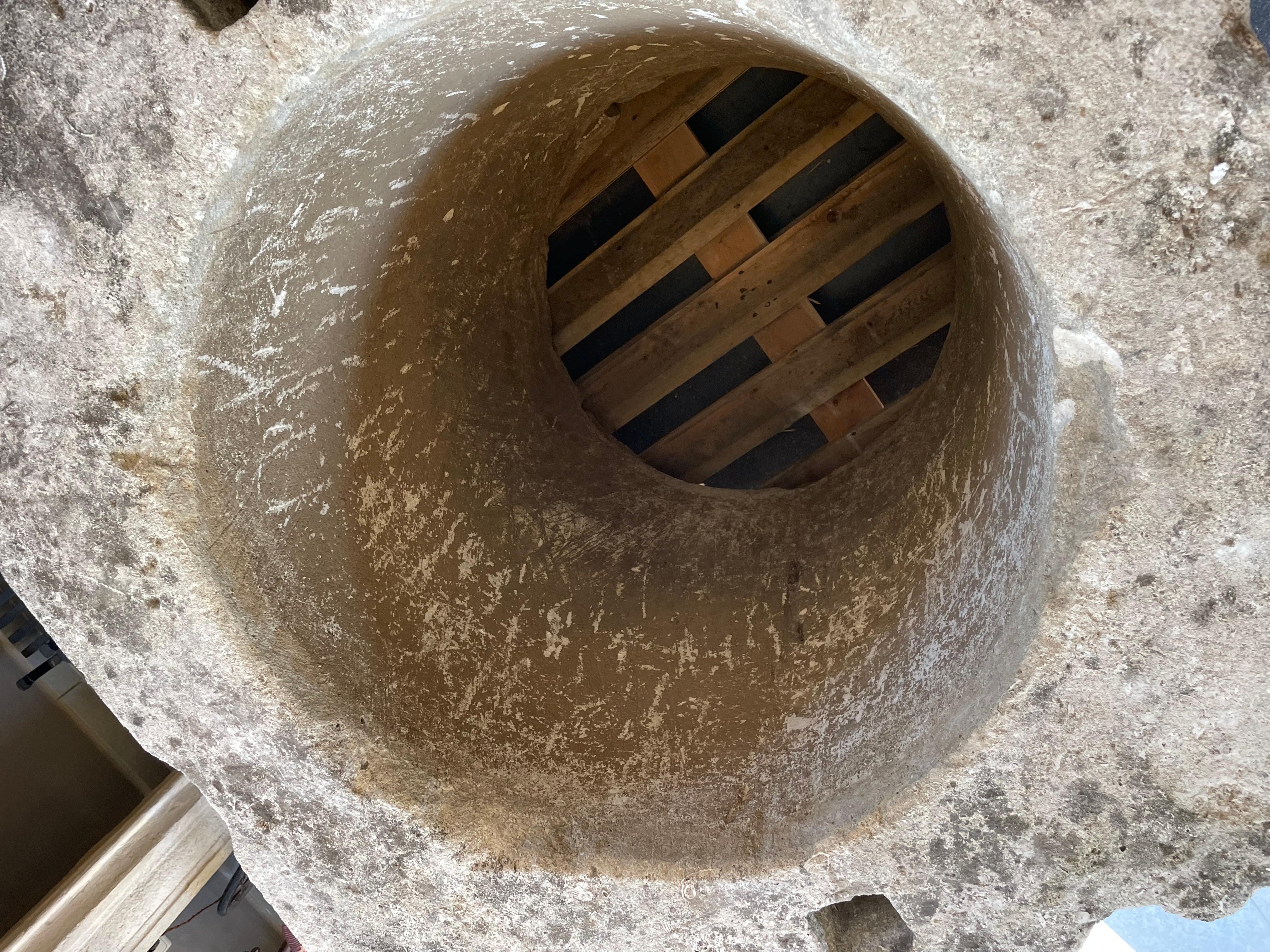 Dekorativer Brunnenkopf aus Kalkstein  (Italienisch) im Angebot