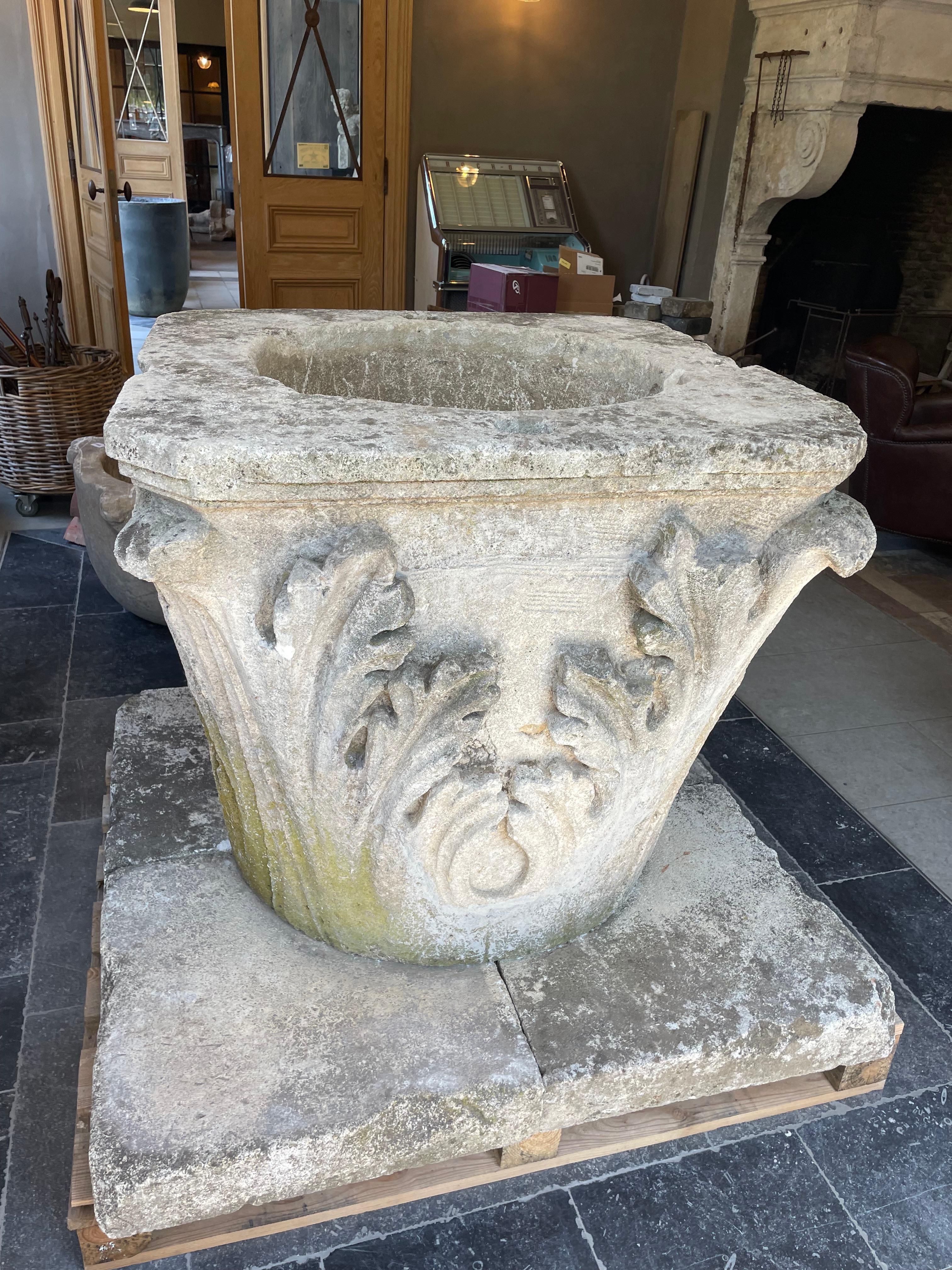Decorative Limestone Wellhead In Good Condition For Sale In Zedelgem, BE
