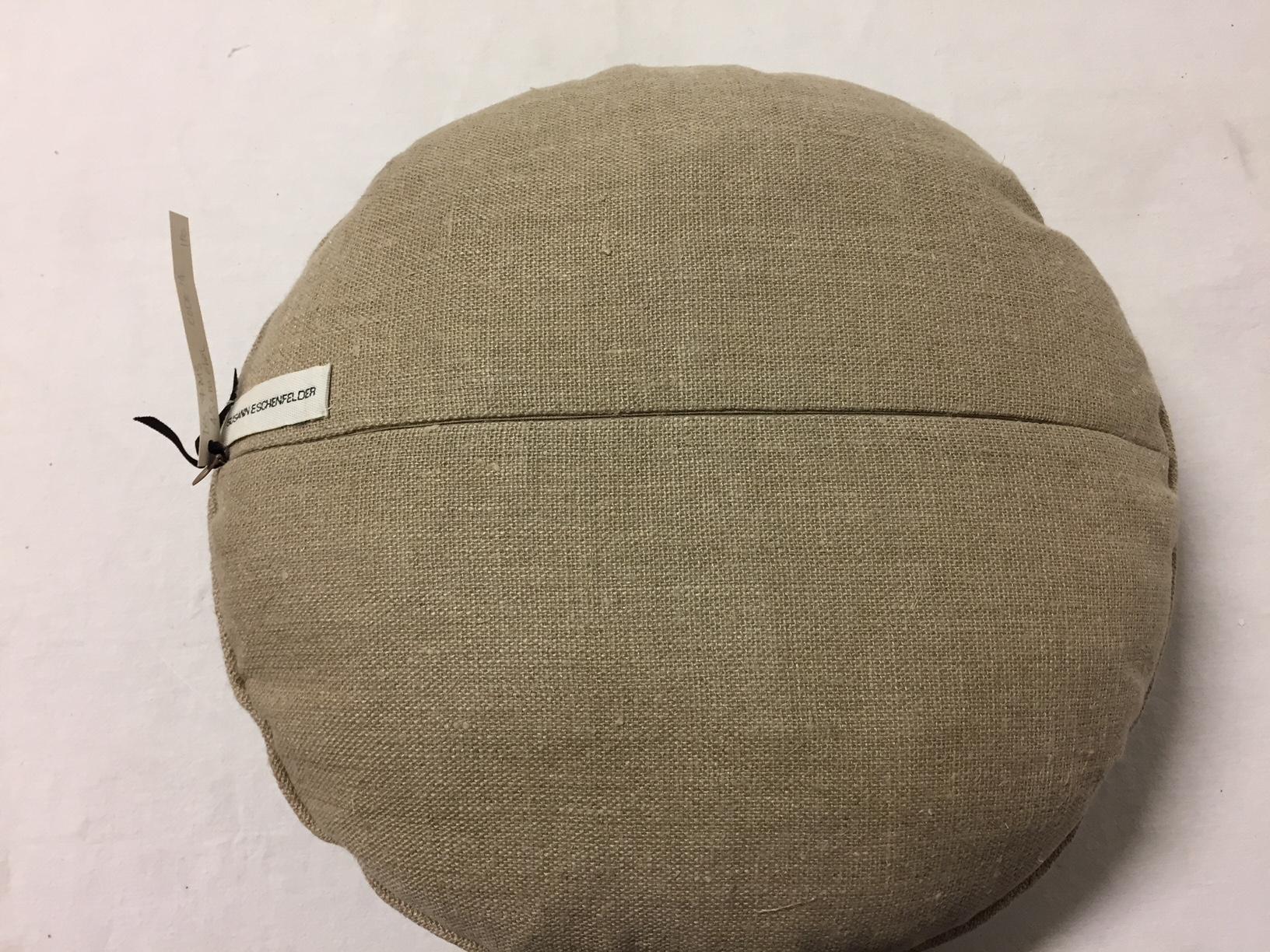 Cuscino di forma rotonda di 45 cm di diametro, tessuto a mano in canapa color lino, ricamato a mano con applicazioni e perline d'argento,
Fodera del cuscino con profili, fodera in cotone, cerniera nascosta, interno in piuma d'oca al 100%.
