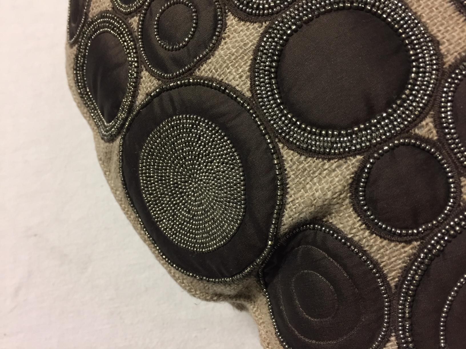 Tedesco Cuscino decorativo in lino a forma rotonda con applicazioni e perline in seta marrone in vendita