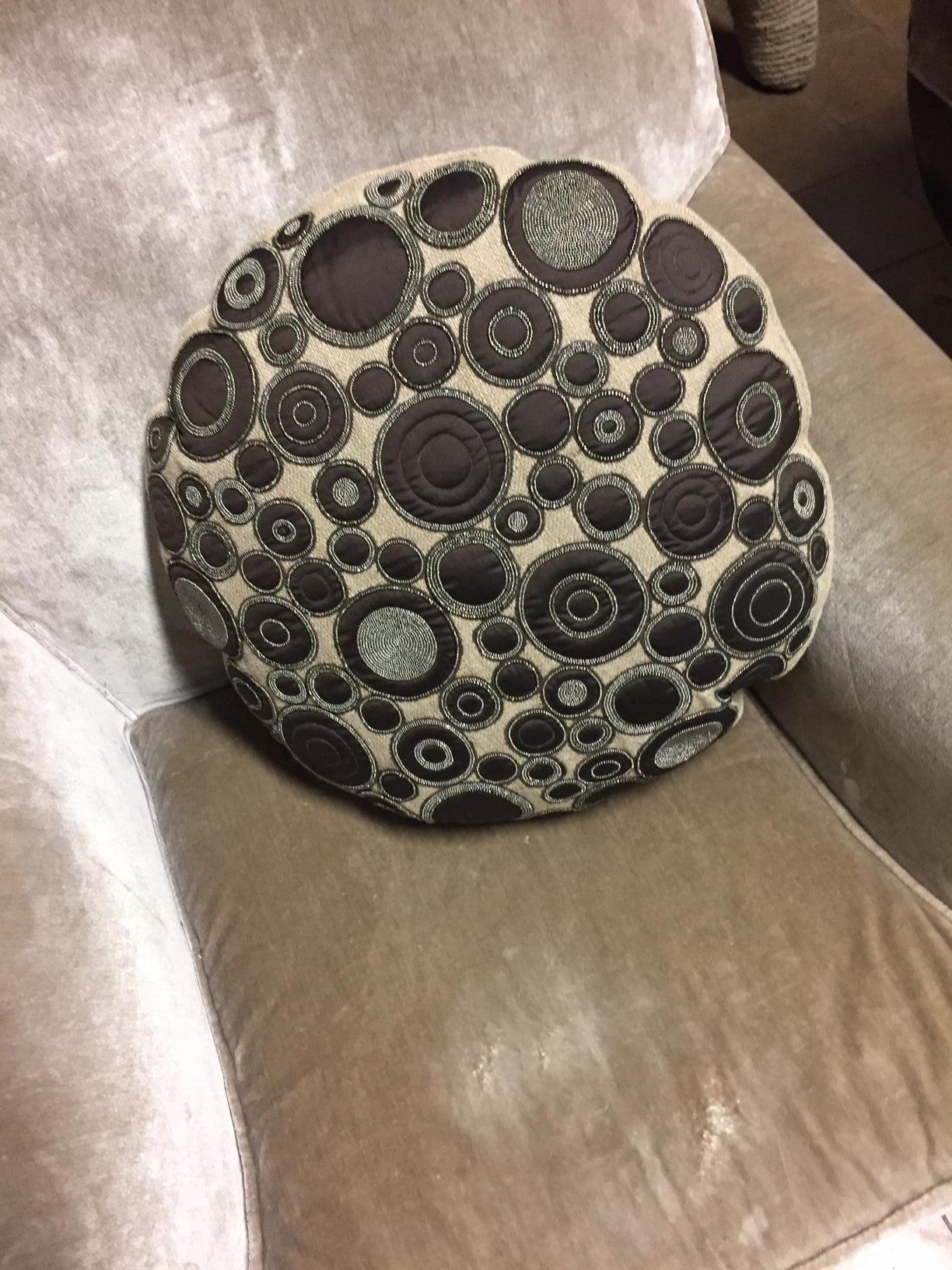 Ricamato Cuscino decorativo in lino a forma rotonda con applicazioni e perline in seta marrone in vendita