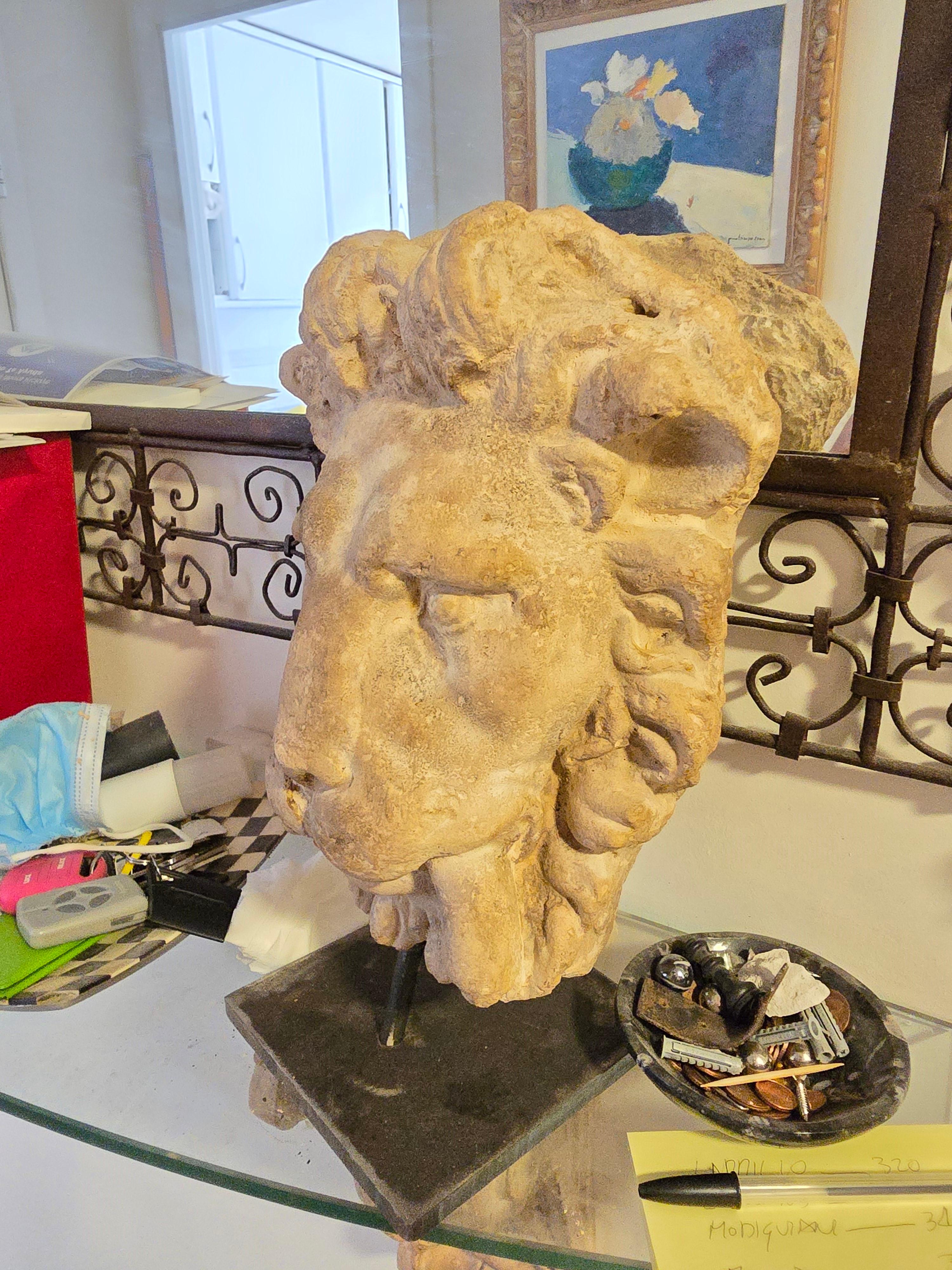 Testa di leone decorativa in terracotta - Base montata In condizioni buone in vendita a Madrid, ES