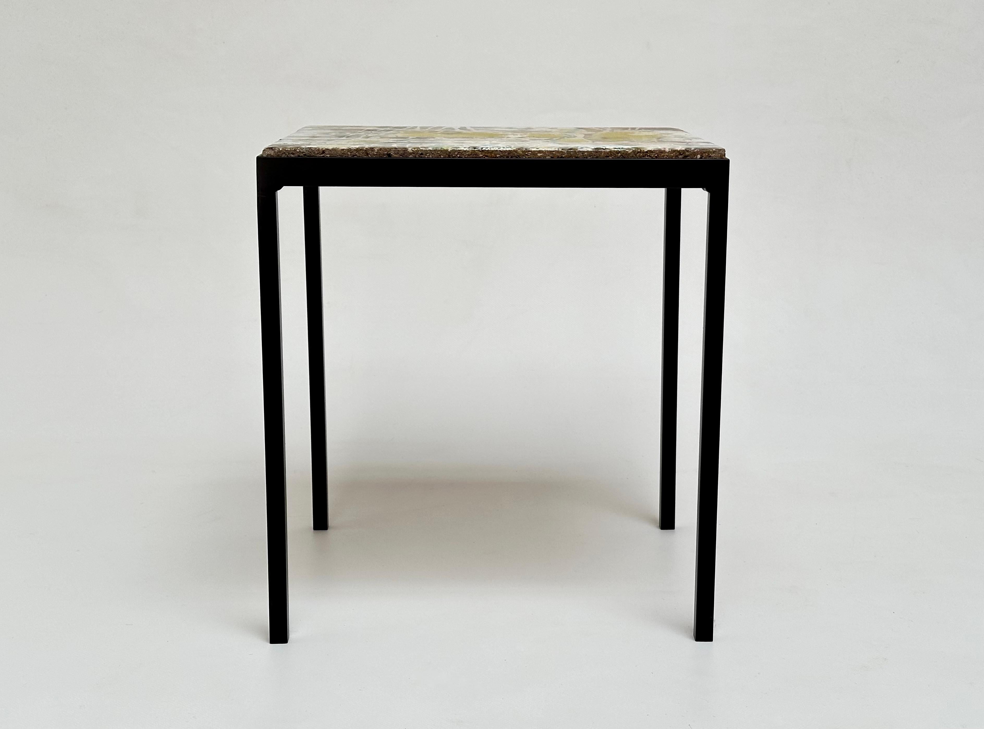 Dekorativer niedriger Tisch, Jo Amado, Frankreich 1962 (Beton) im Angebot