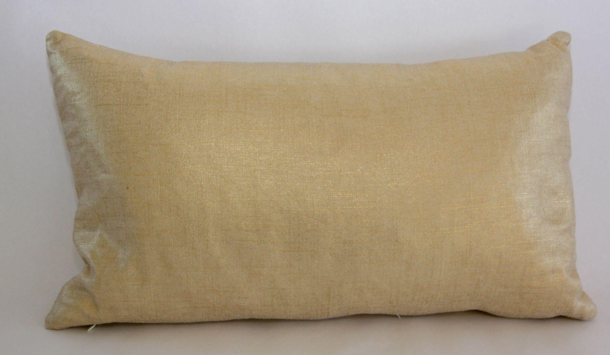 Decorative luxurious lumbar throw pillow in gold shimmer.
This luxurious pillow with a glamorous sheen will shine, depending on how the light hits it, this cushion displays many shimmering hues of gold.
This exquisite throw pillow will transform