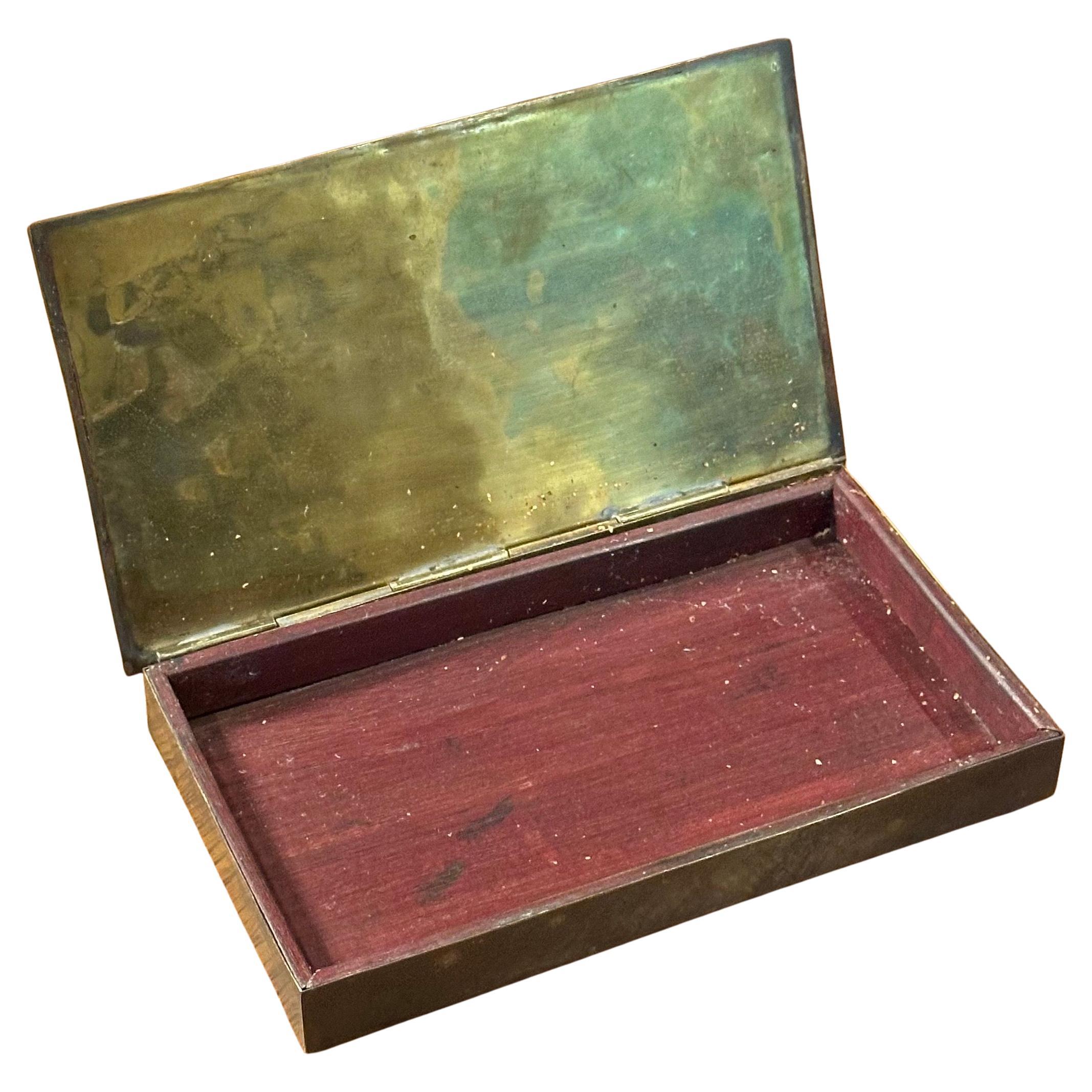 Caja decorativa con bisagras de malaquita y latón de Los Castillos de México Moderno de mediados de siglo en venta