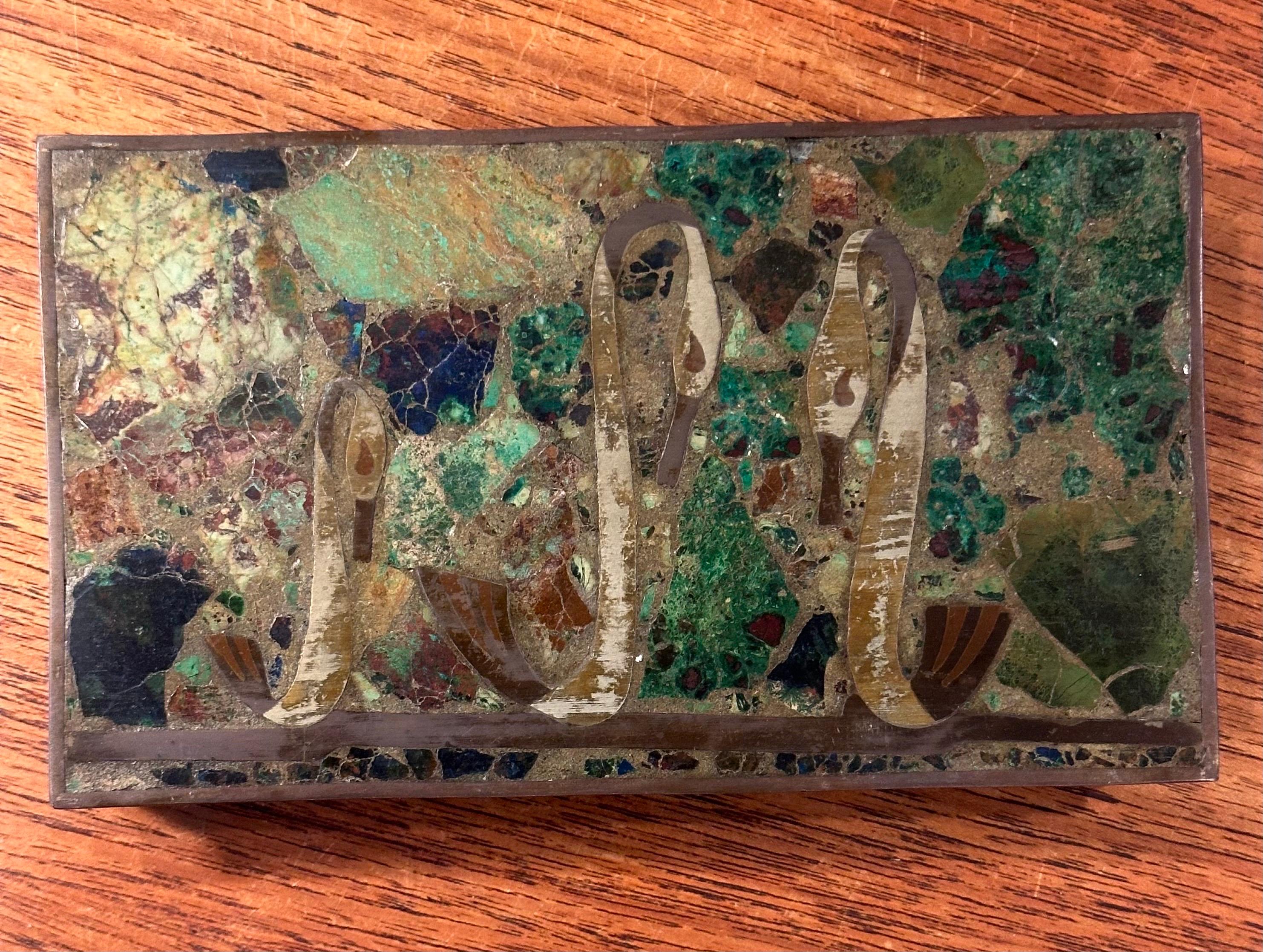 Caja decorativa con bisagras de malaquita y latón de Los Castillos de México Mexicano en venta