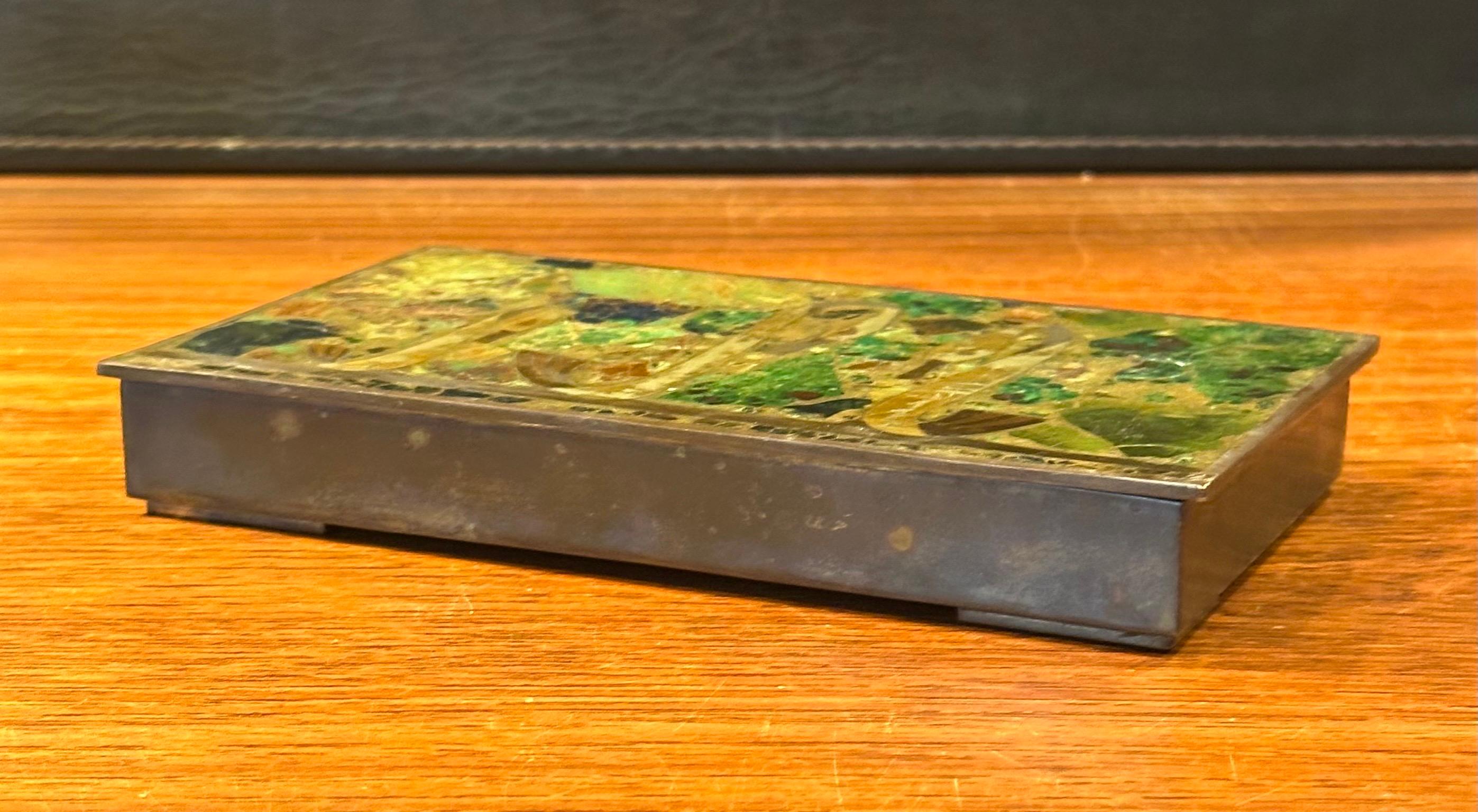 Caja decorativa con bisagras de malaquita y latón de Los Castillos de México siglo XX en venta