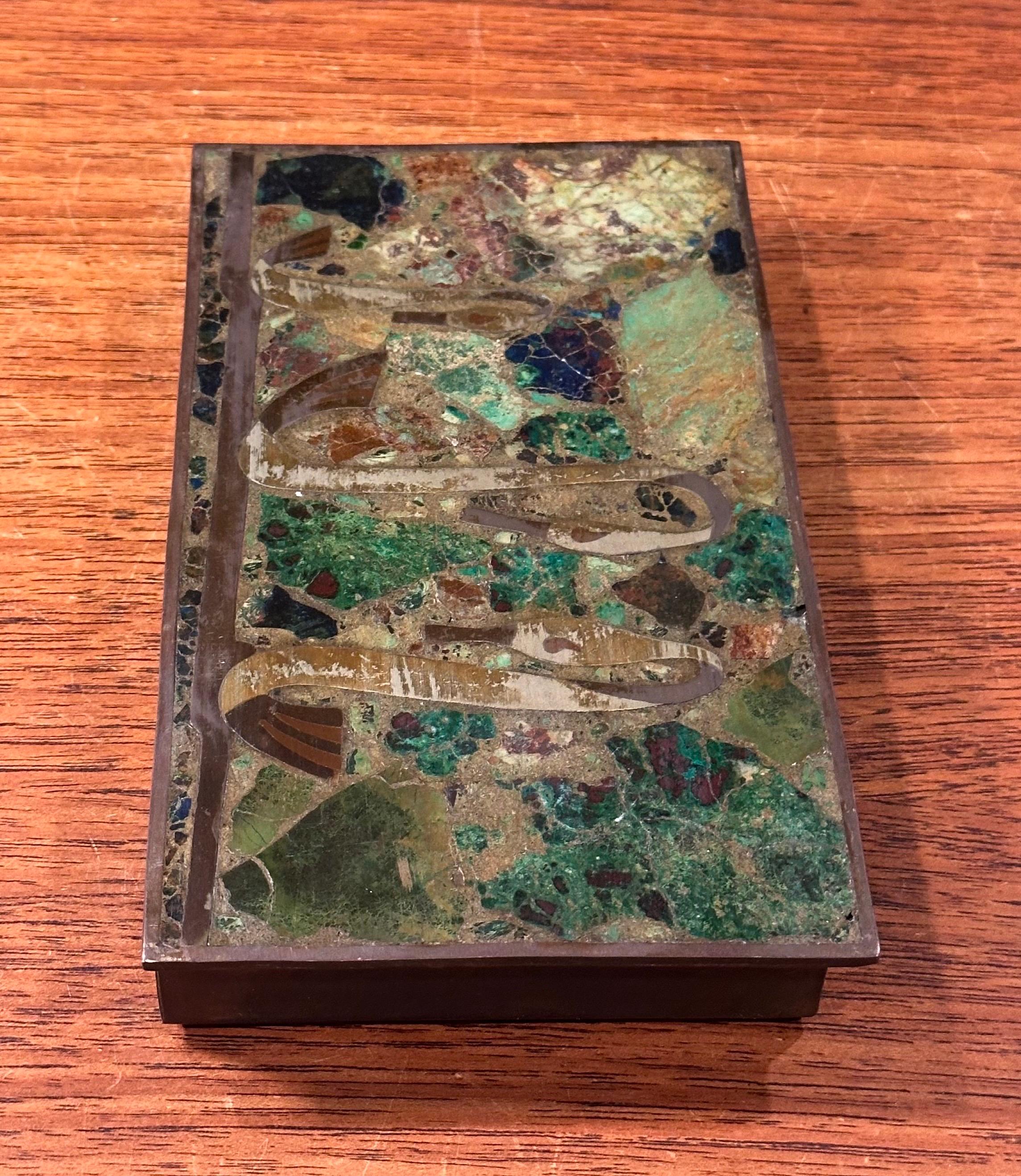 Caja decorativa con bisagras de malaquita y latón de Los Castillos de México en venta 1