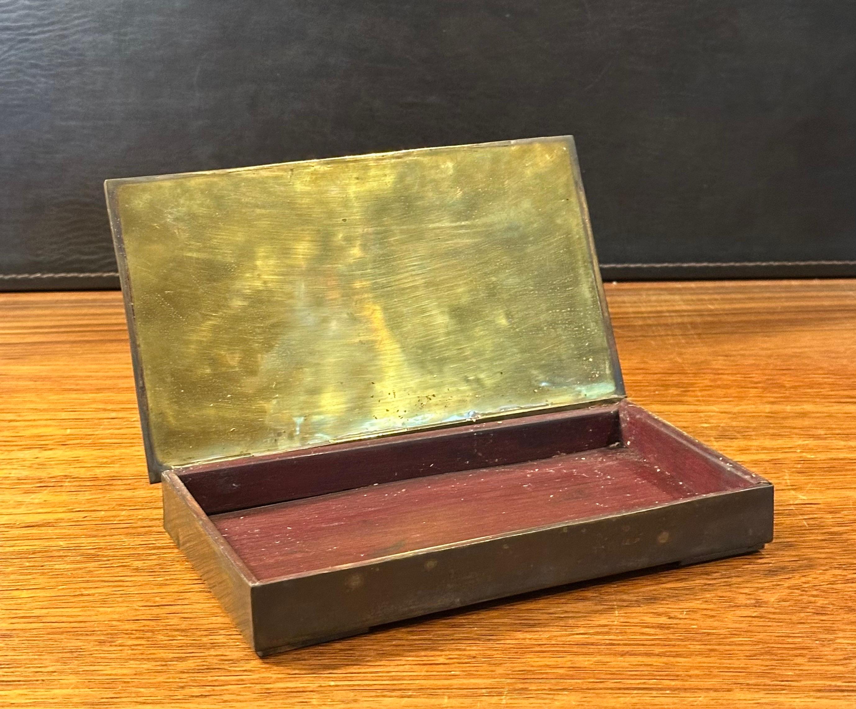 Caja decorativa con bisagras de malaquita y latón de Los Castillos de México en venta 2