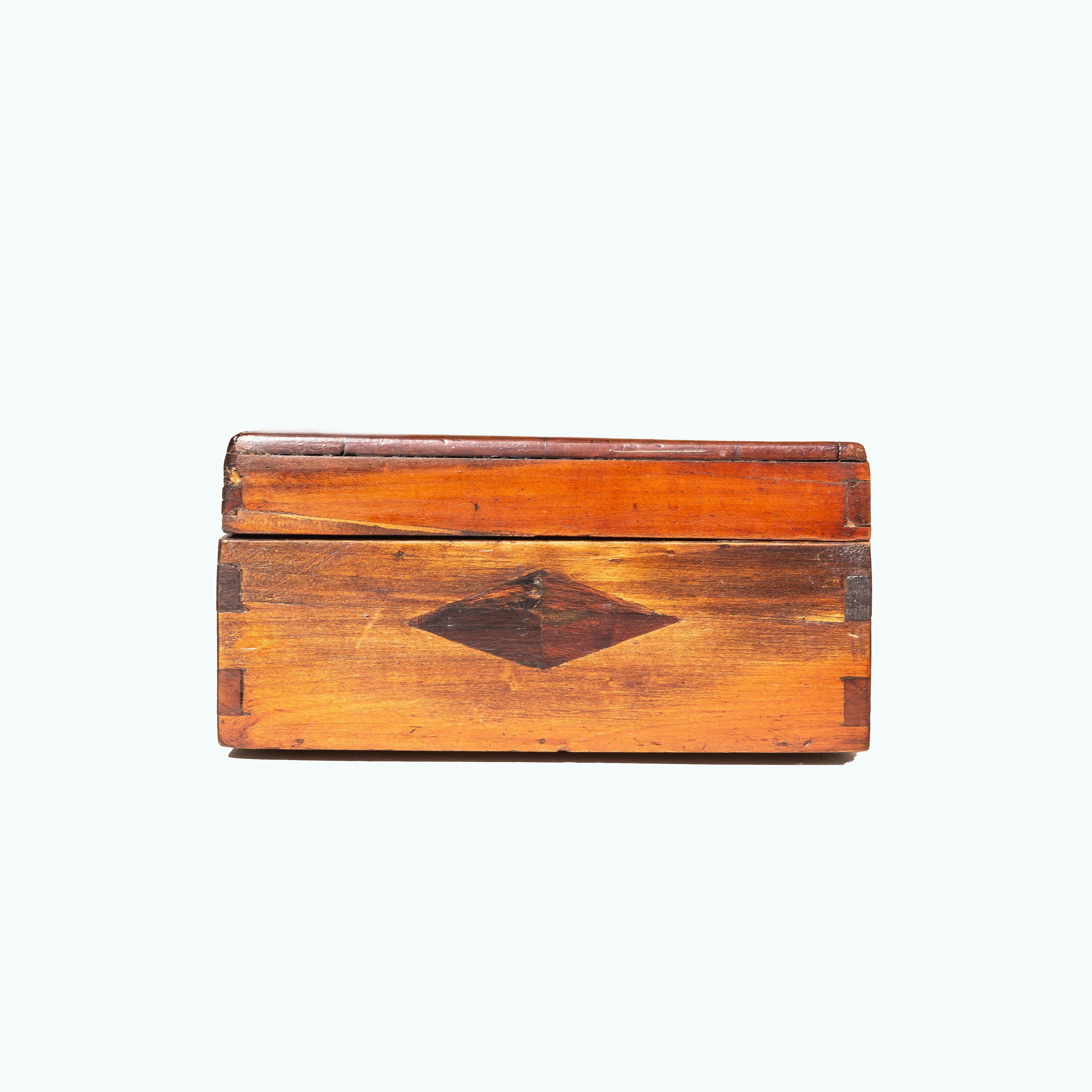 Coffret en marqueterie d'art populaire français du 19e siècle avec étoile incrustée, coffret à bijoux ou coffre en vente 2