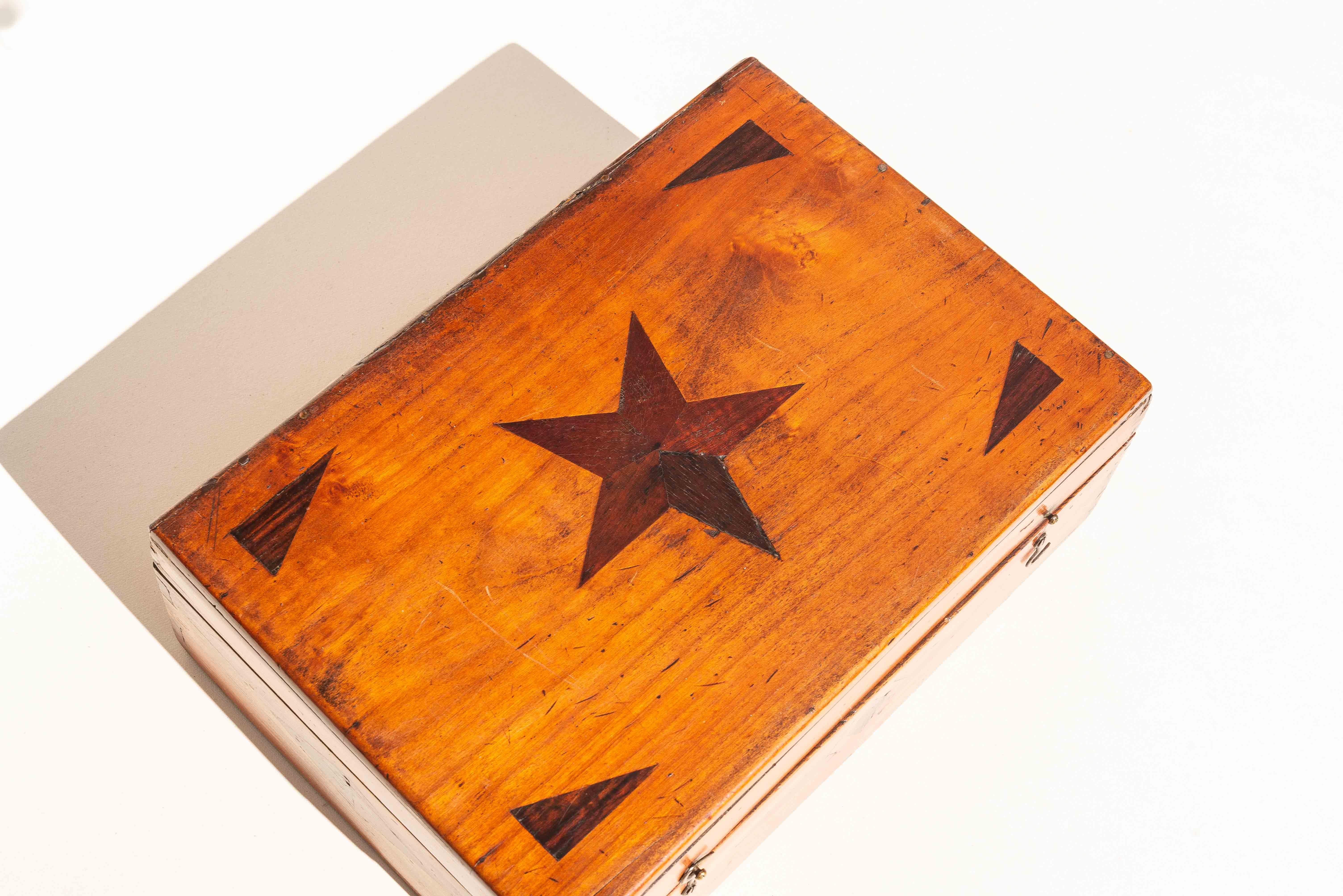 Coffret en marqueterie d'art populaire français du 19e siècle avec étoile incrustée, coffret à bijoux ou coffre en vente 3