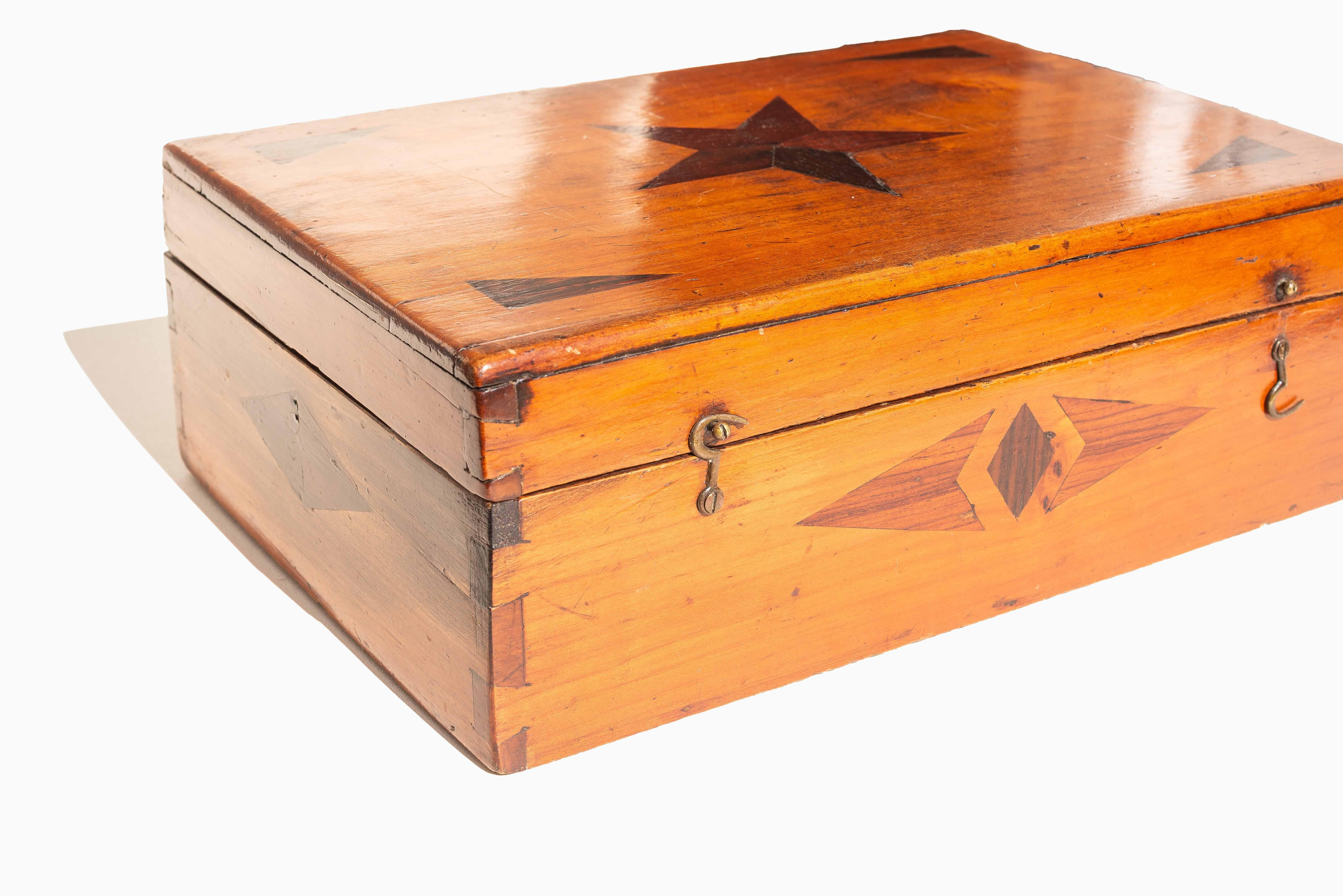 Coffret en marqueterie d'art populaire français du 19e siècle avec étoile incrustée, coffret à bijoux ou coffre en vente 4