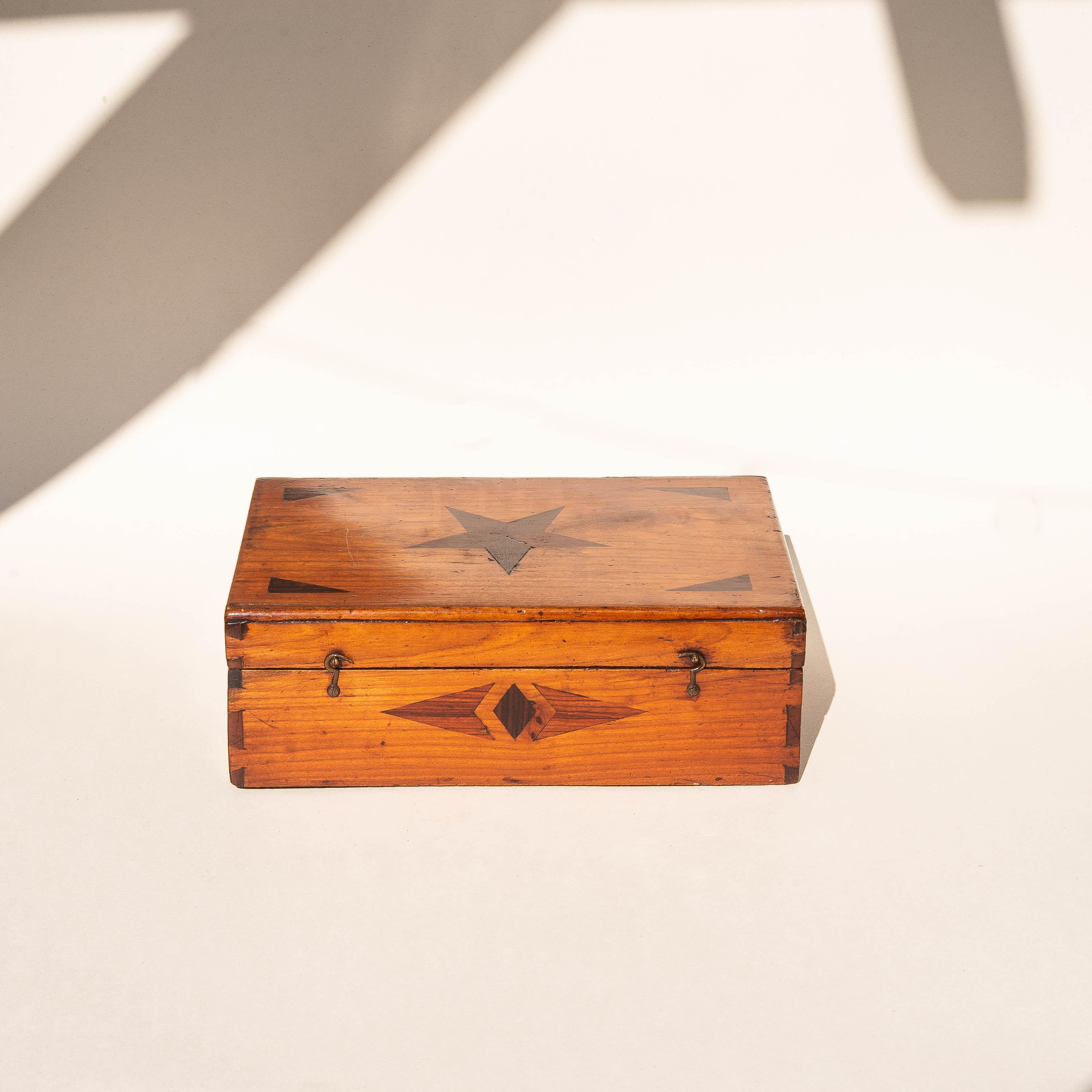 Boîte en marqueterie d'art populaire français du 19e siècle avec étoile incrustée, coffret à bijoux ou à cigares

Belle boîte décorative en bois ou petit coffre.

Art populaire des années 1890, il présente un motif étoilé incrusté sur le couvercle
