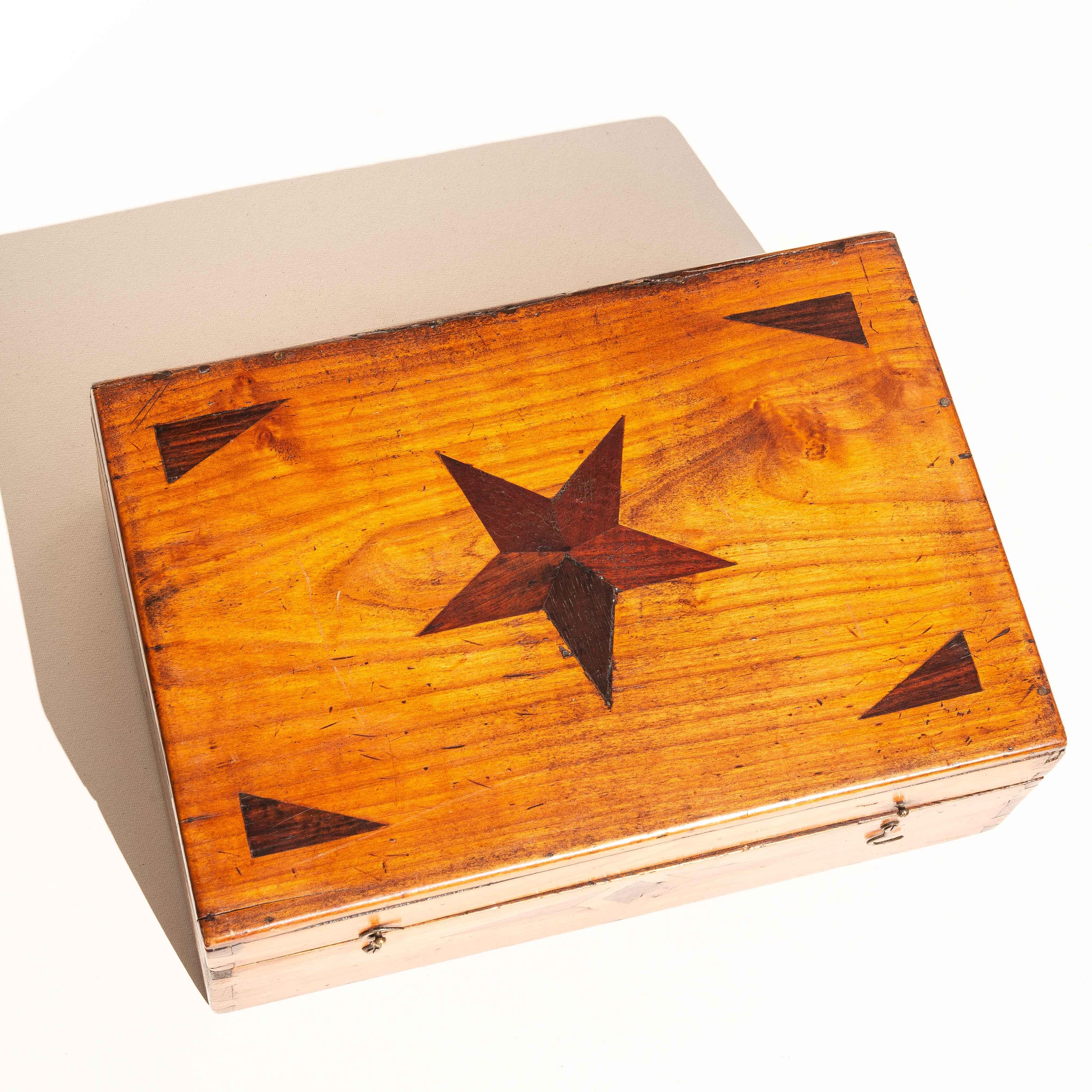 Artisanat Coffret en marqueterie d'art populaire français du 19e siècle avec étoile incrustée, coffret à bijoux ou coffre en vente