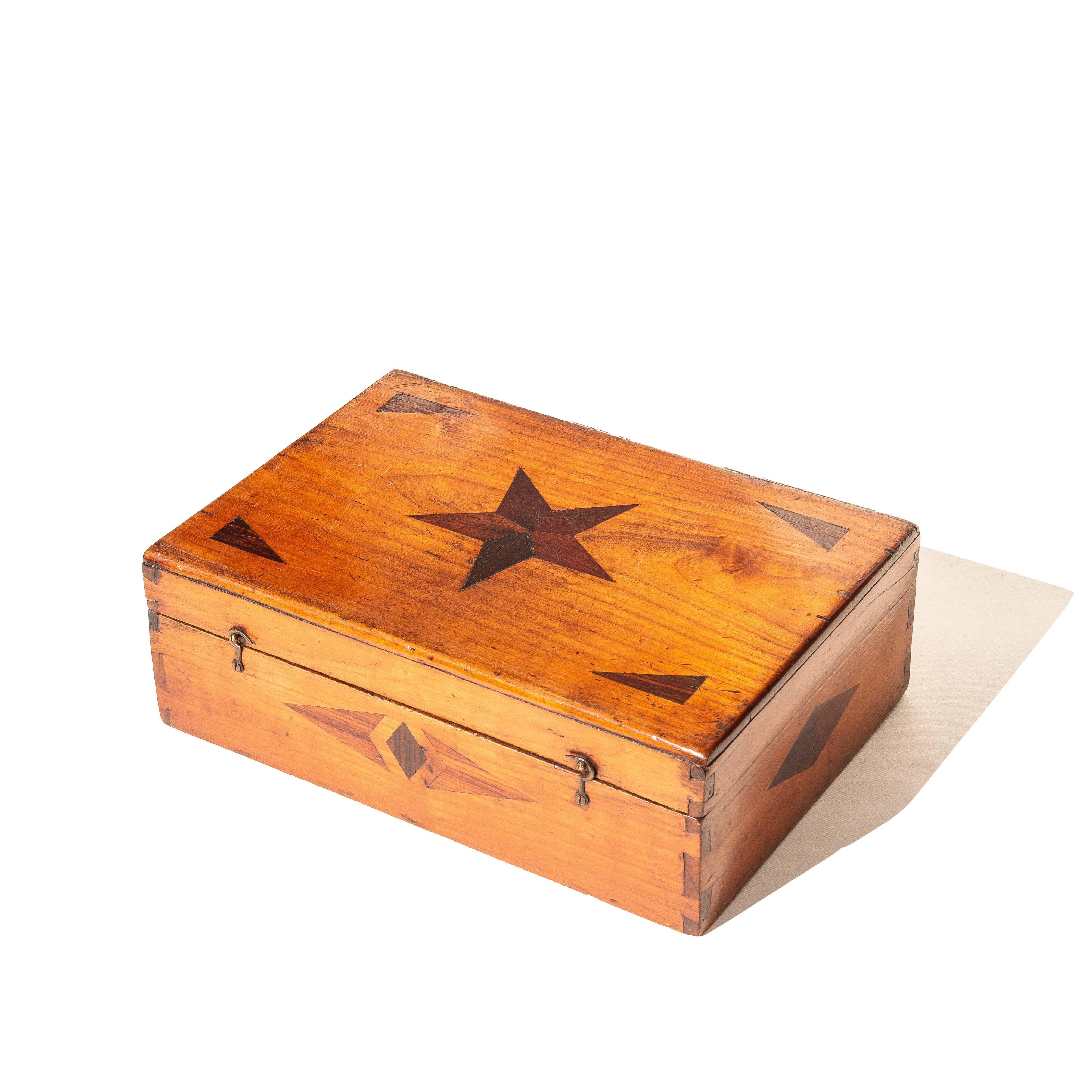 Français Coffret en marqueterie d'art populaire français du 19e siècle avec étoile incrustée, coffret à bijoux ou coffre en vente