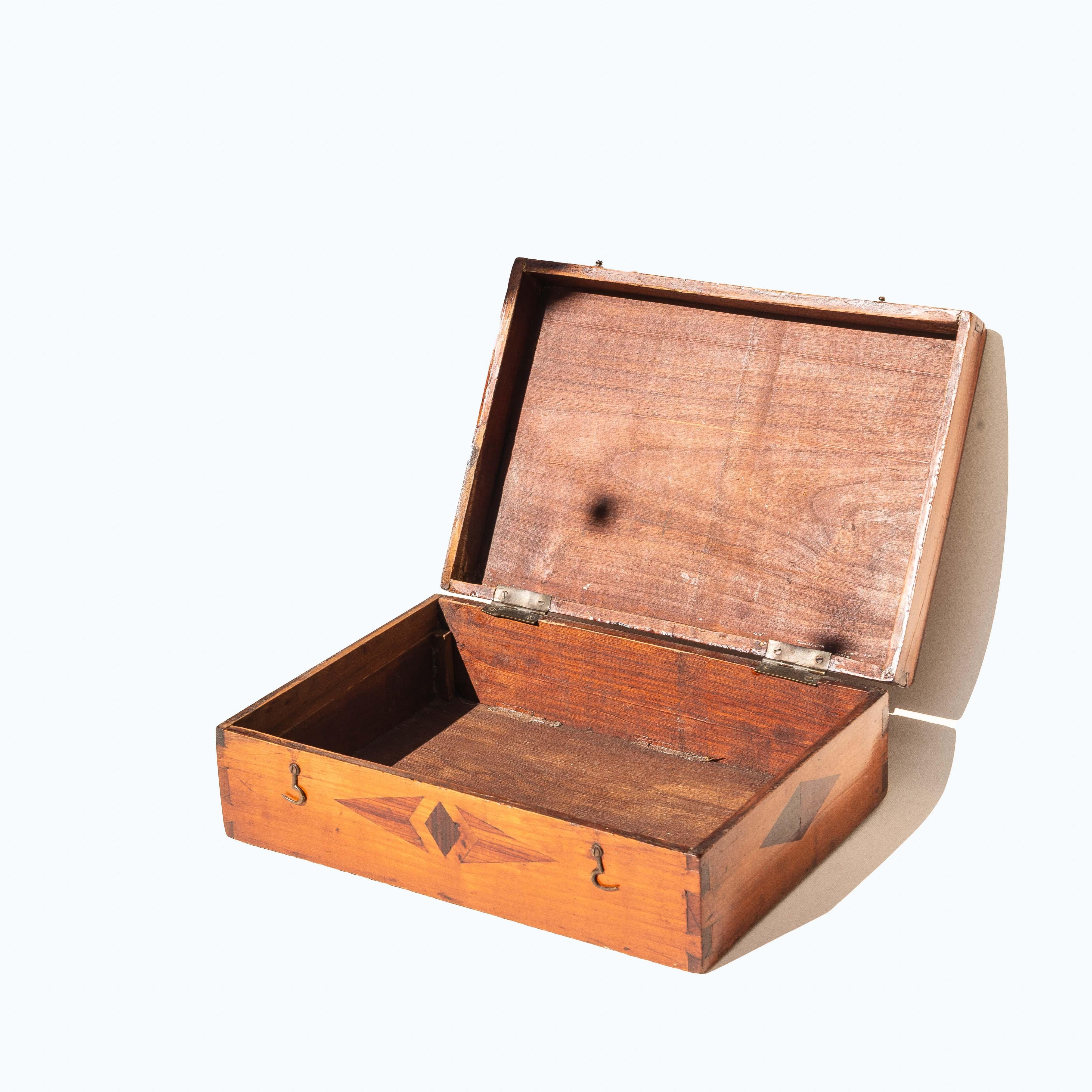 Marqueterie Coffret en marqueterie d'art populaire français du 19e siècle avec étoile incrustée, coffret à bijoux ou coffre en vente