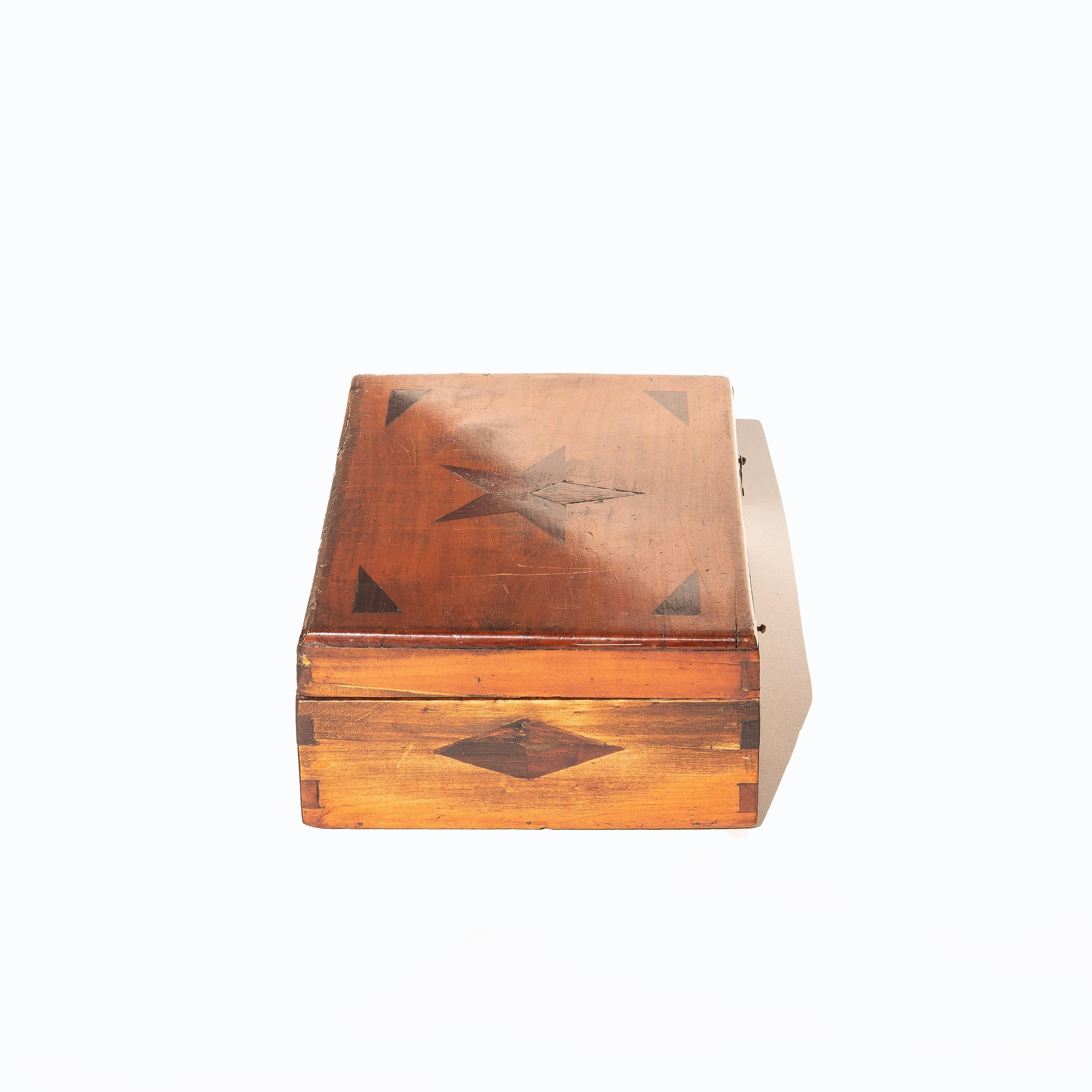 Coffret en marqueterie d'art populaire français du 19e siècle avec étoile incrustée, coffret à bijoux ou coffre Bon état - En vente à ROUEN, Normandie
