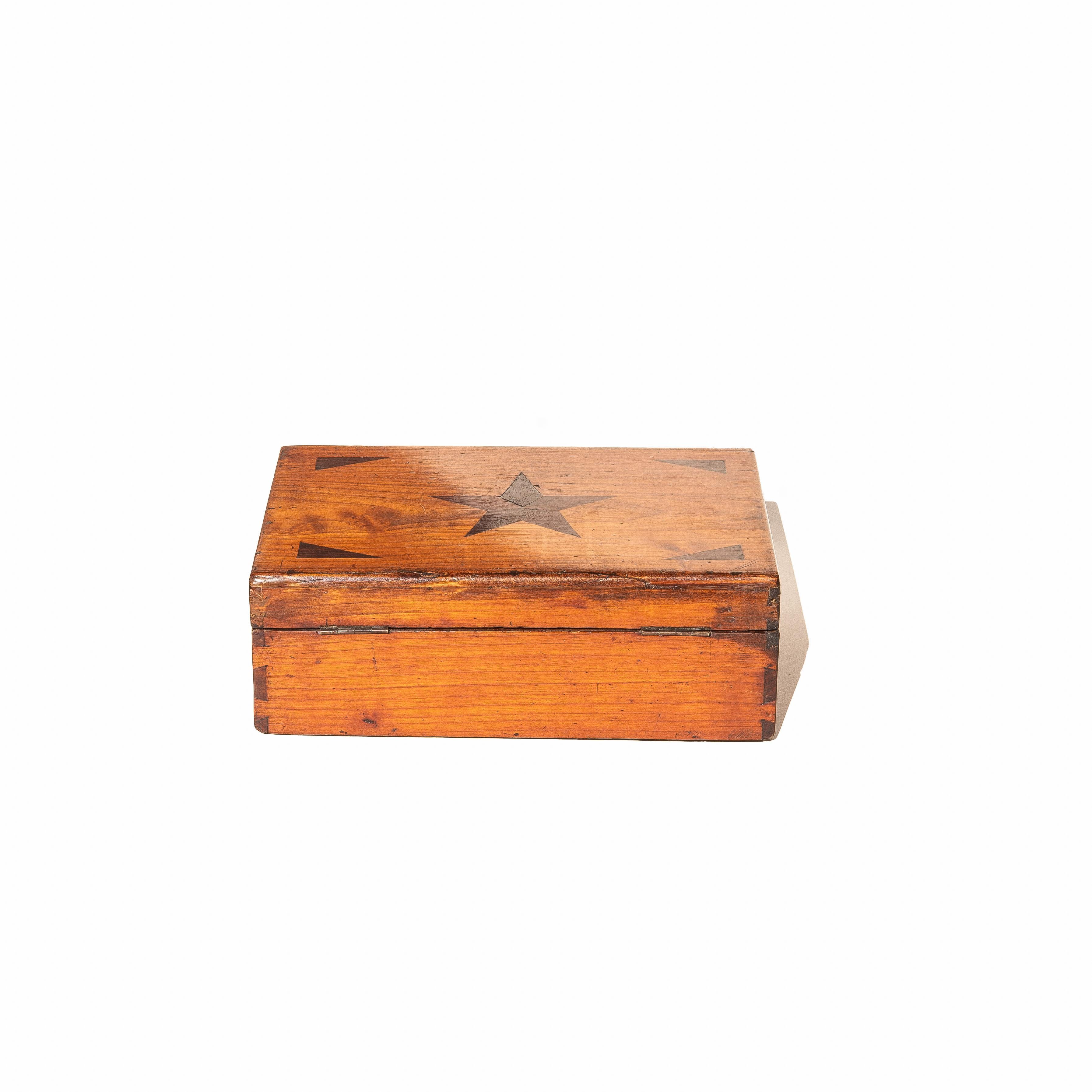 XIXe siècle Coffret en marqueterie d'art populaire français du 19e siècle avec étoile incrustée, coffret à bijoux ou coffre en vente