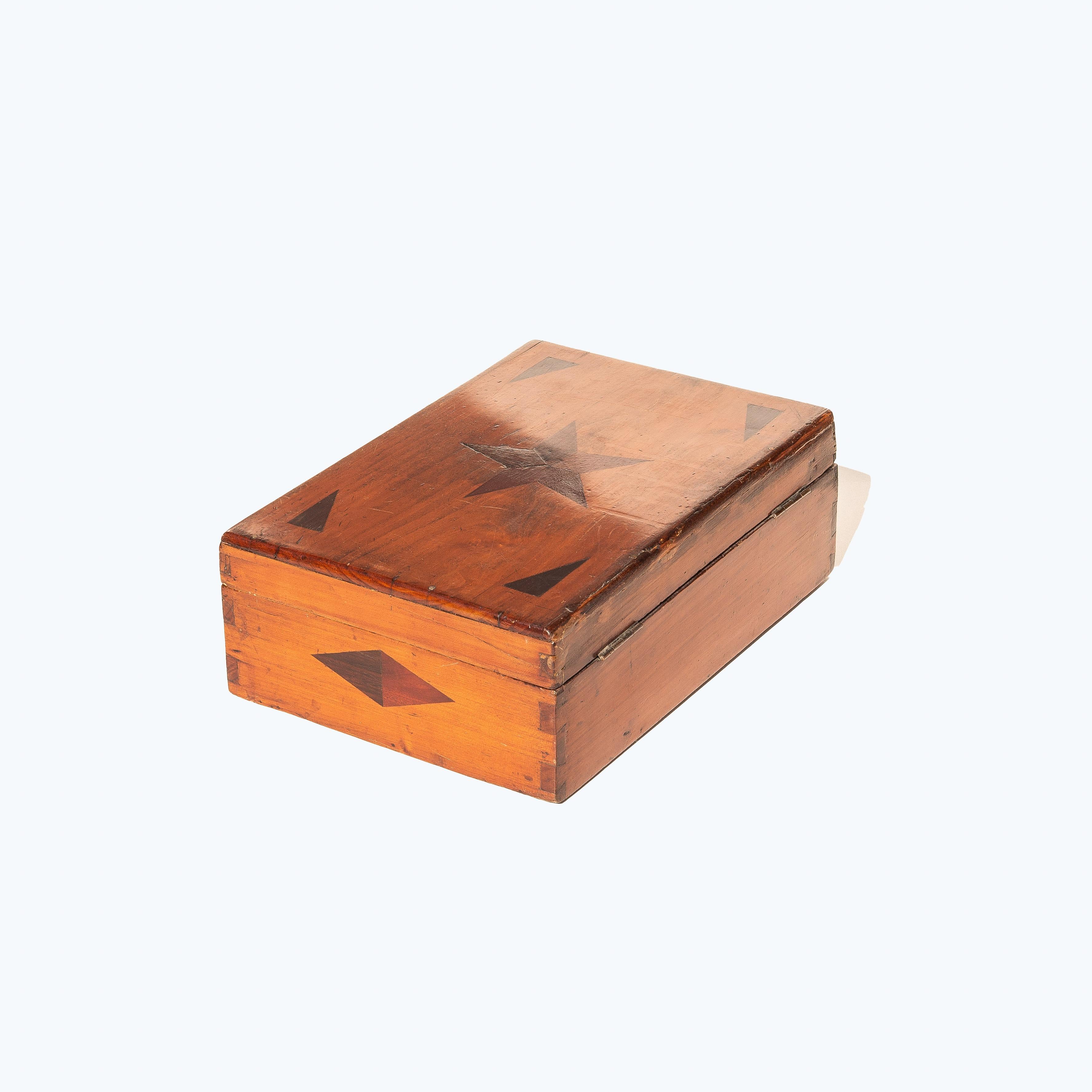 Bois Coffret en marqueterie d'art populaire français du 19e siècle avec étoile incrustée, coffret à bijoux ou coffre en vente