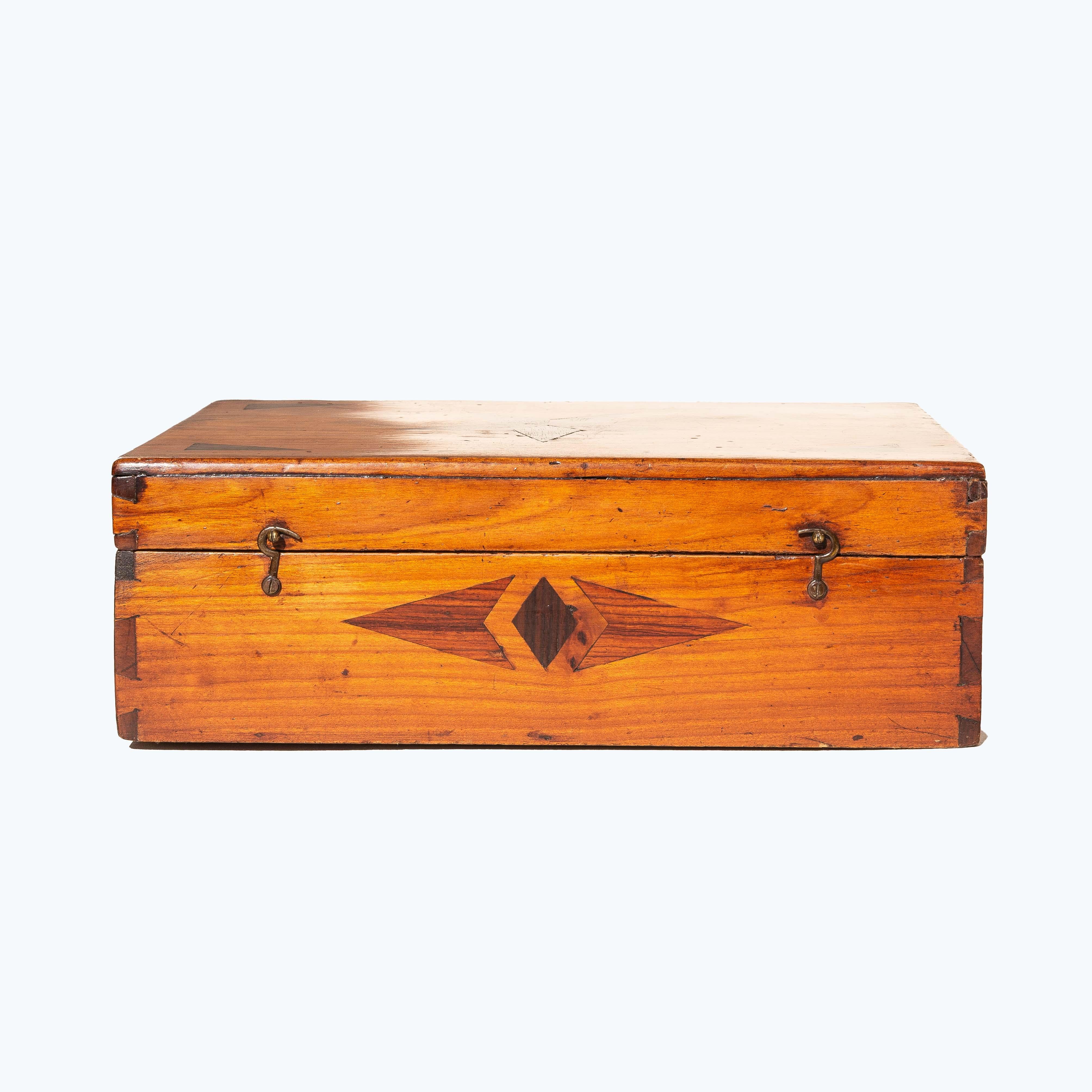 Coffret en marqueterie d'art populaire français du 19e siècle avec étoile incrustée, coffret à bijoux ou coffre en vente 1