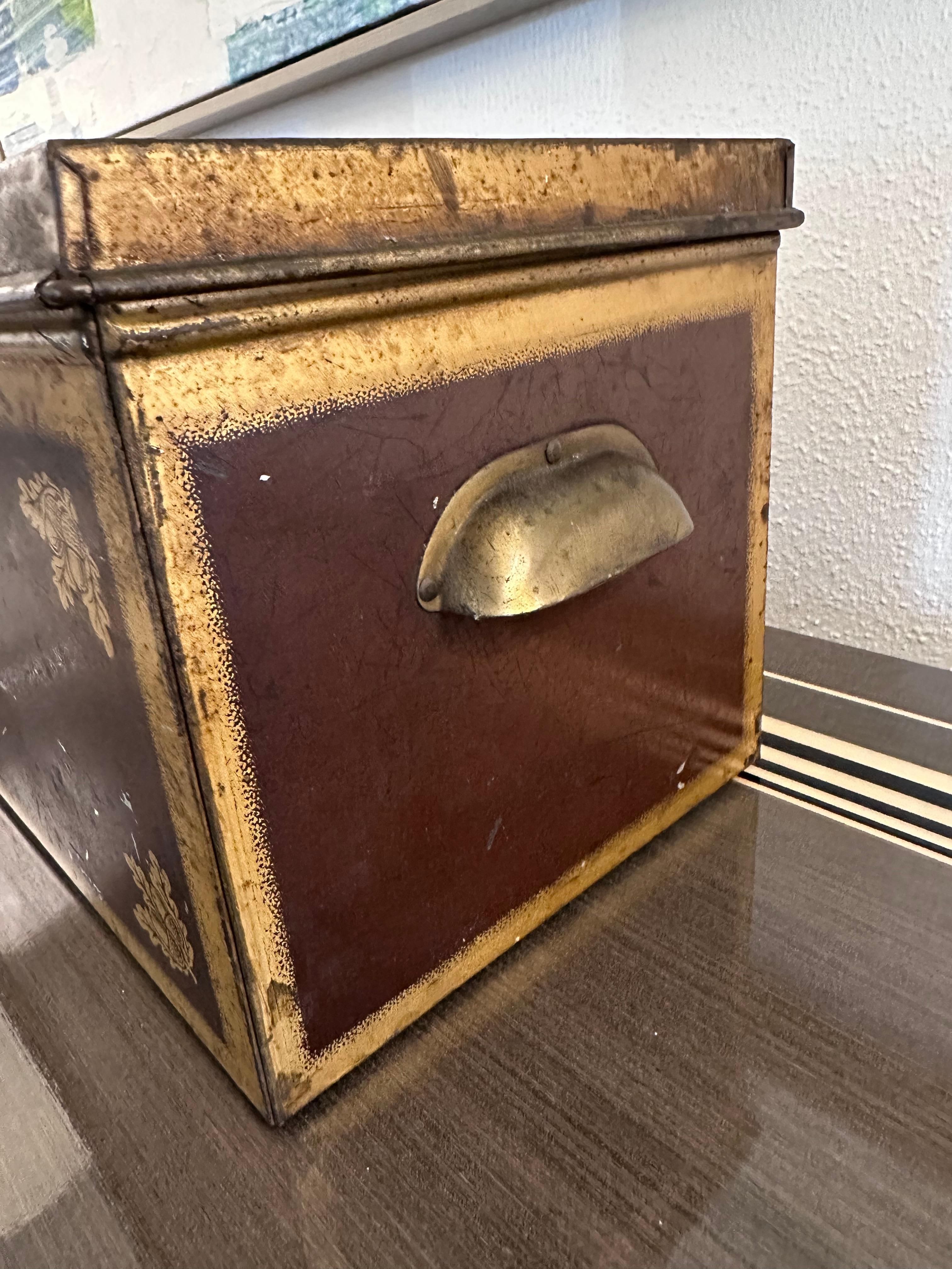 Dekorative Metallbox mit Eichel- und Laubdekoration im Angebot 6