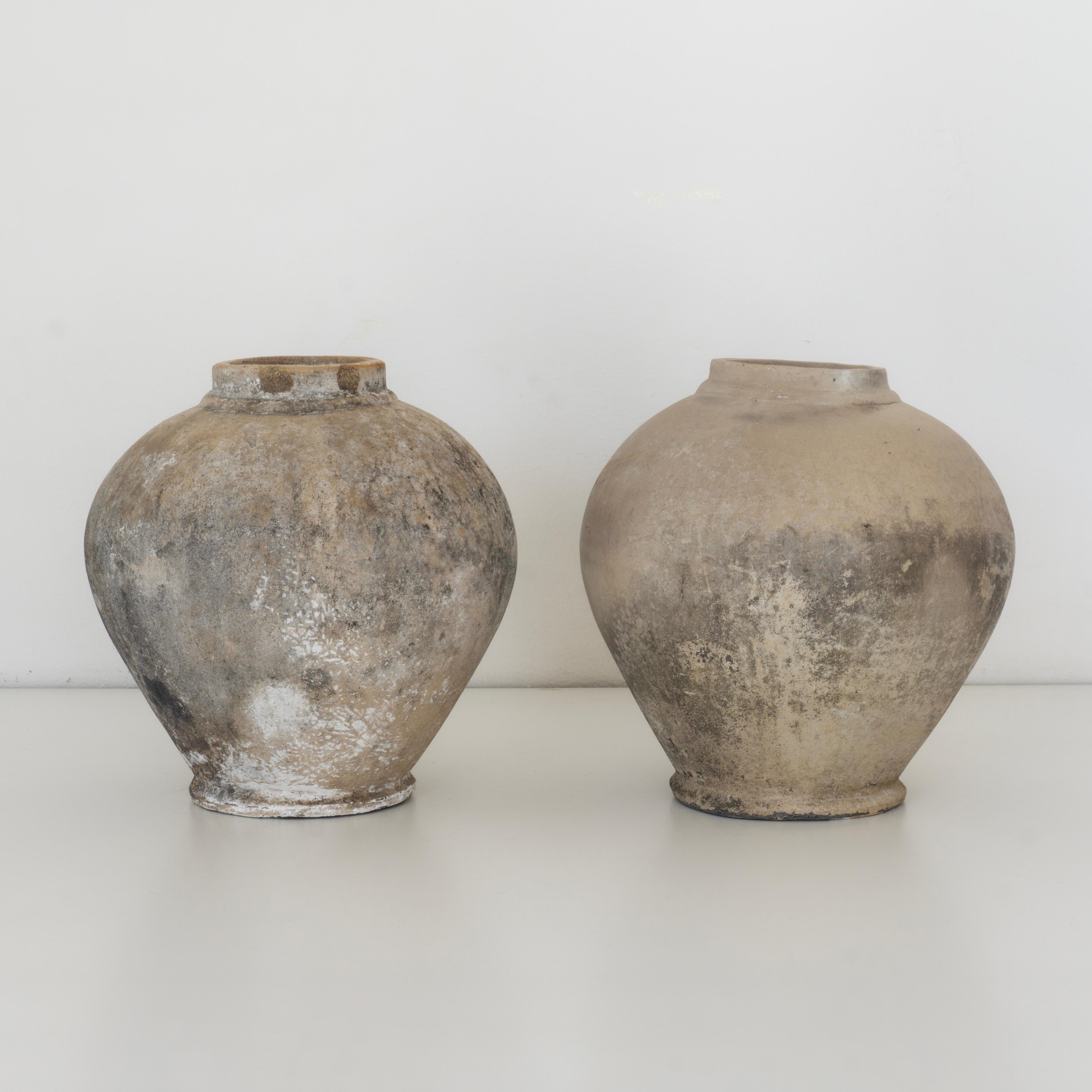 Set di due antichi vasi decorativi in terracotta a forma di urna. Realizzato da esperti artigiani di Jalisco, in Messico, alla fine del XX secolo e salvato da un ranch alla periferia di Guadalajara da Raíz Mx.
I pezzi hanno un'incredibile texture di