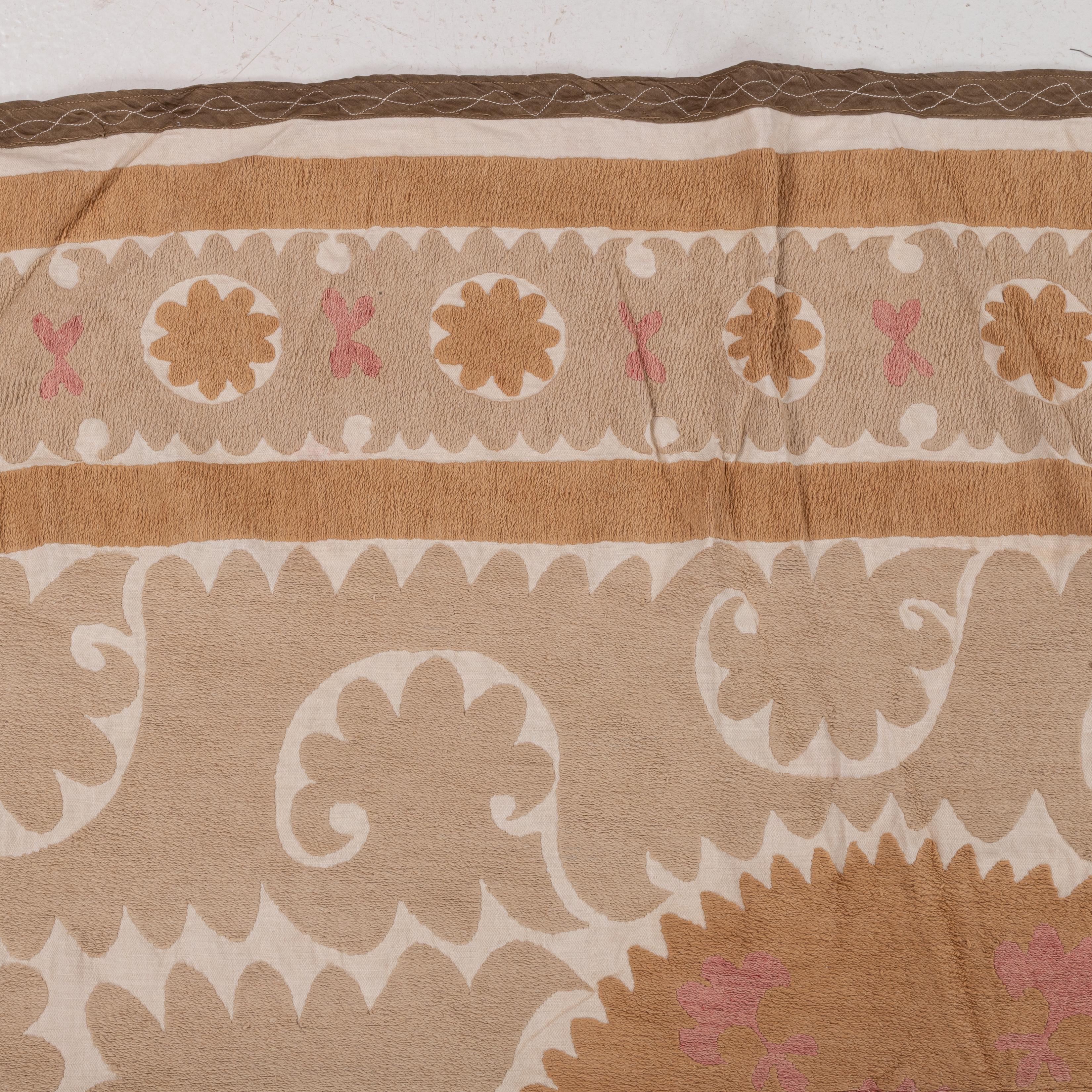 Dekorative Samarkand Suzani, Usbekistan, Mitte des 20. Jahrhunderts im Angebot 4