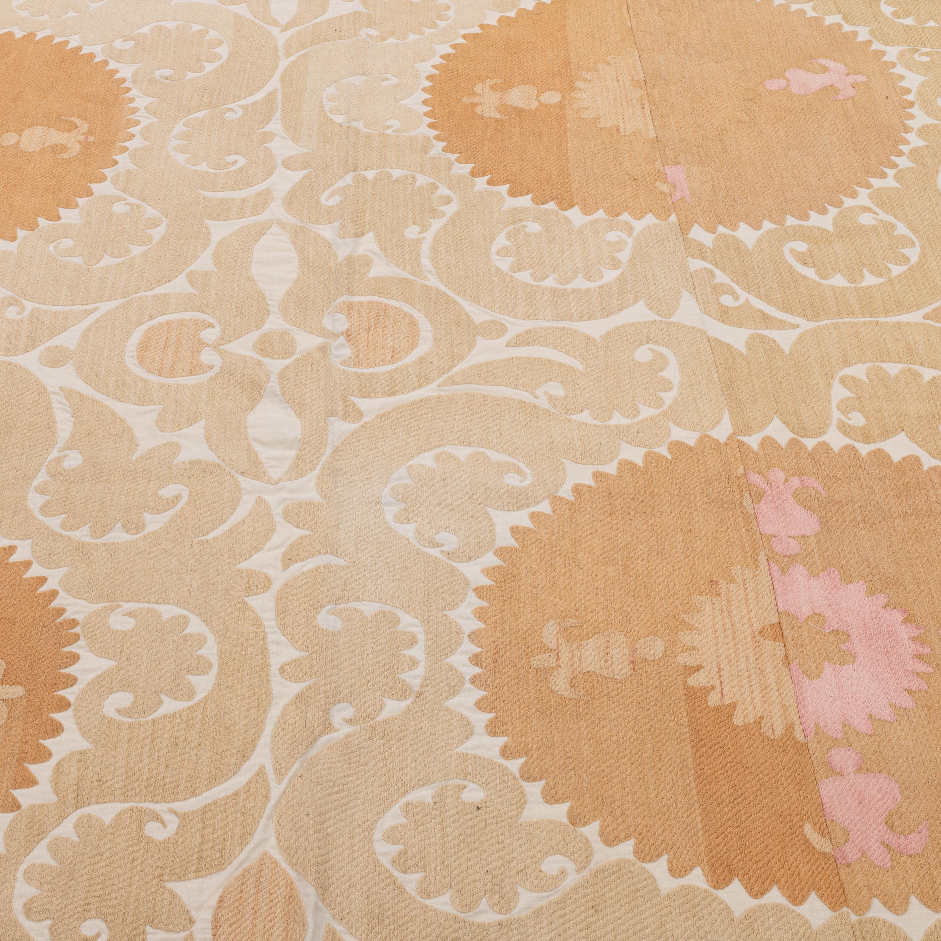 Décoration neutre Samarkand Suzani, Ouzbékistan, milieu du 20e siècle en vente 6