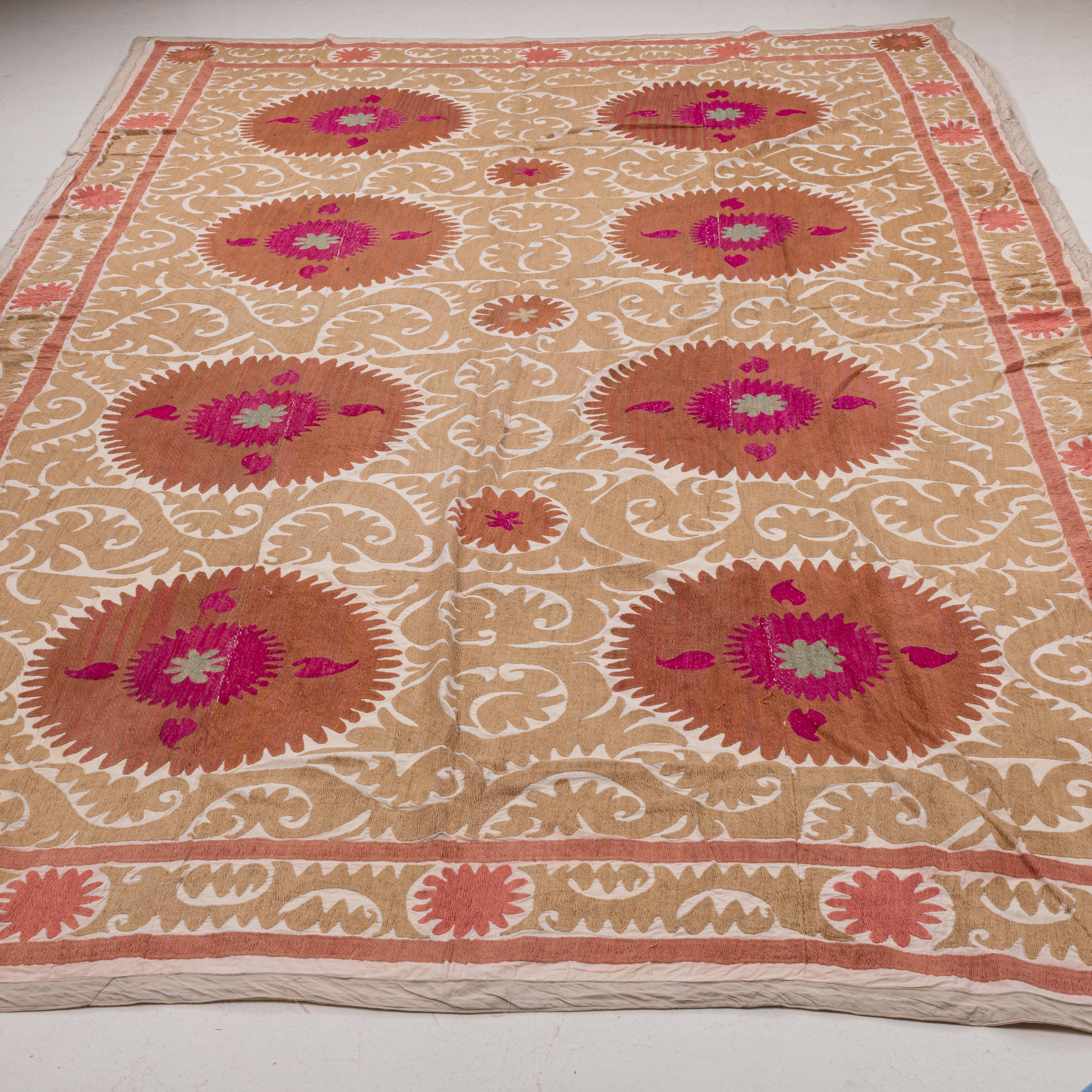 Ouzbek Décoration neutre Samarkand Suzani, Ouzbékistan, milieu du 20e siècle en vente