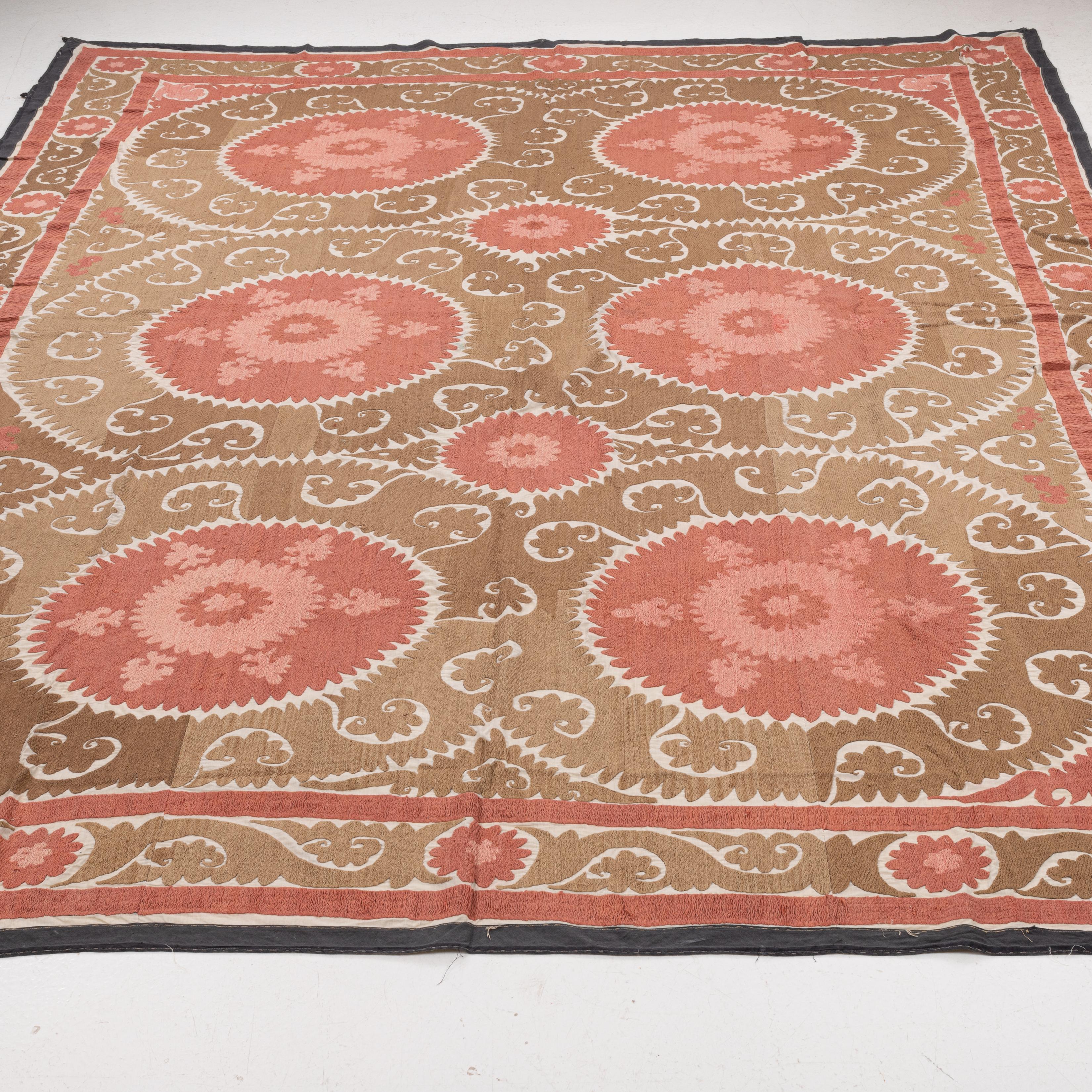 Brodé Décoration neutre Samarkand Suzani, Ouzbékistan, milieu du 20e siècle en vente