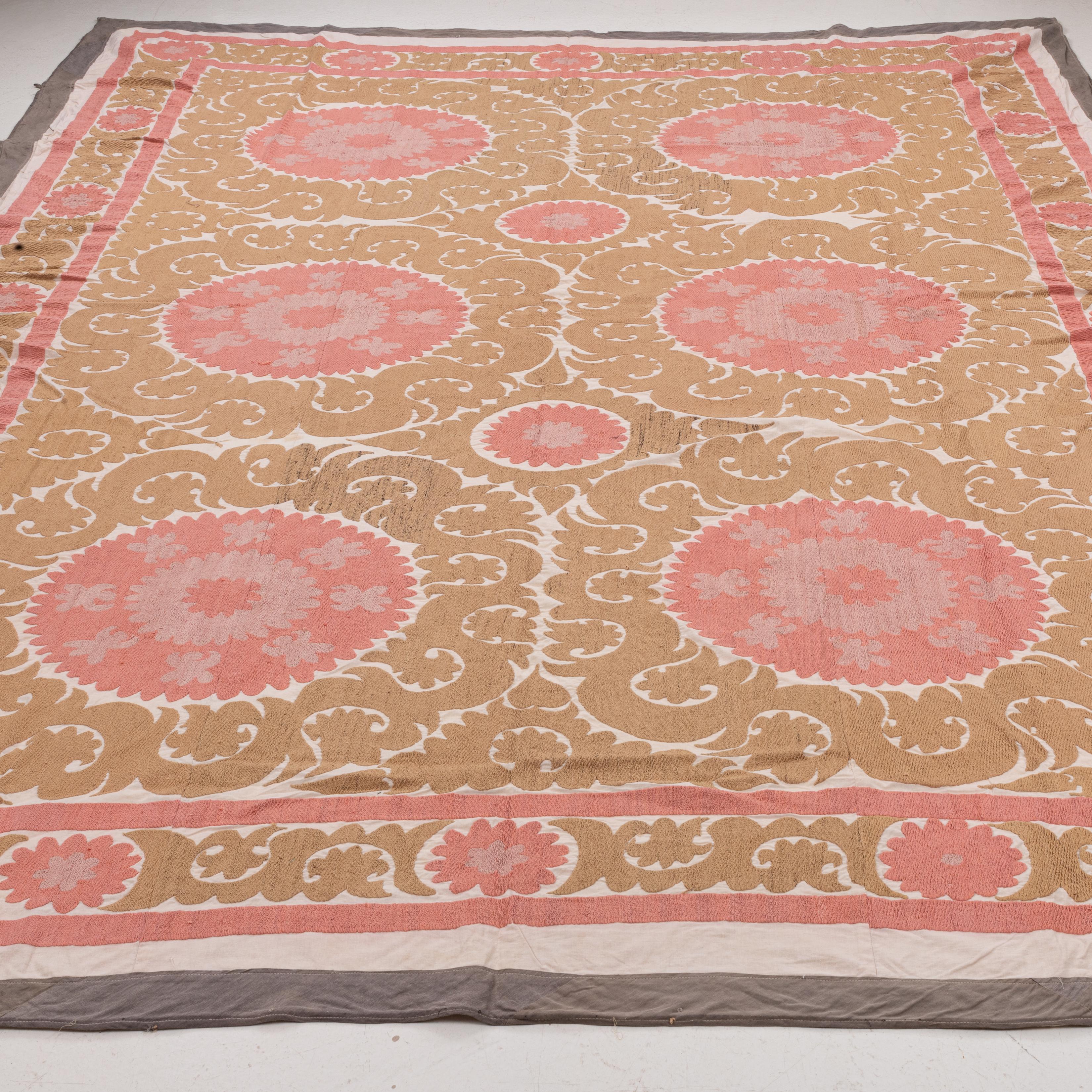 Brodé Décoration neutre Samarkand Suzani, Ouzbékistan, milieu du 20e siècle en vente