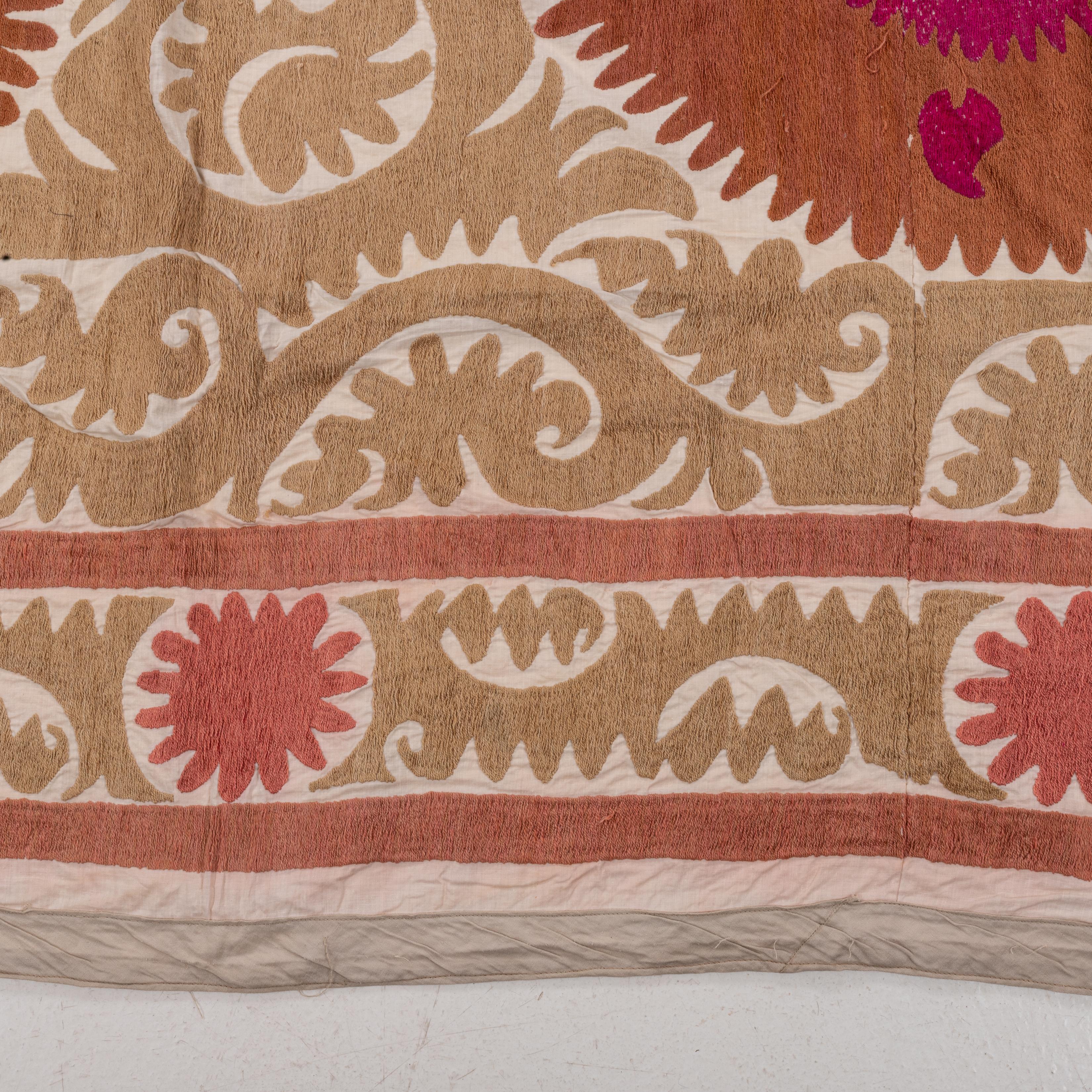 Brodé Décoration neutre Samarkand Suzani, Ouzbékistan, milieu du 20e siècle en vente