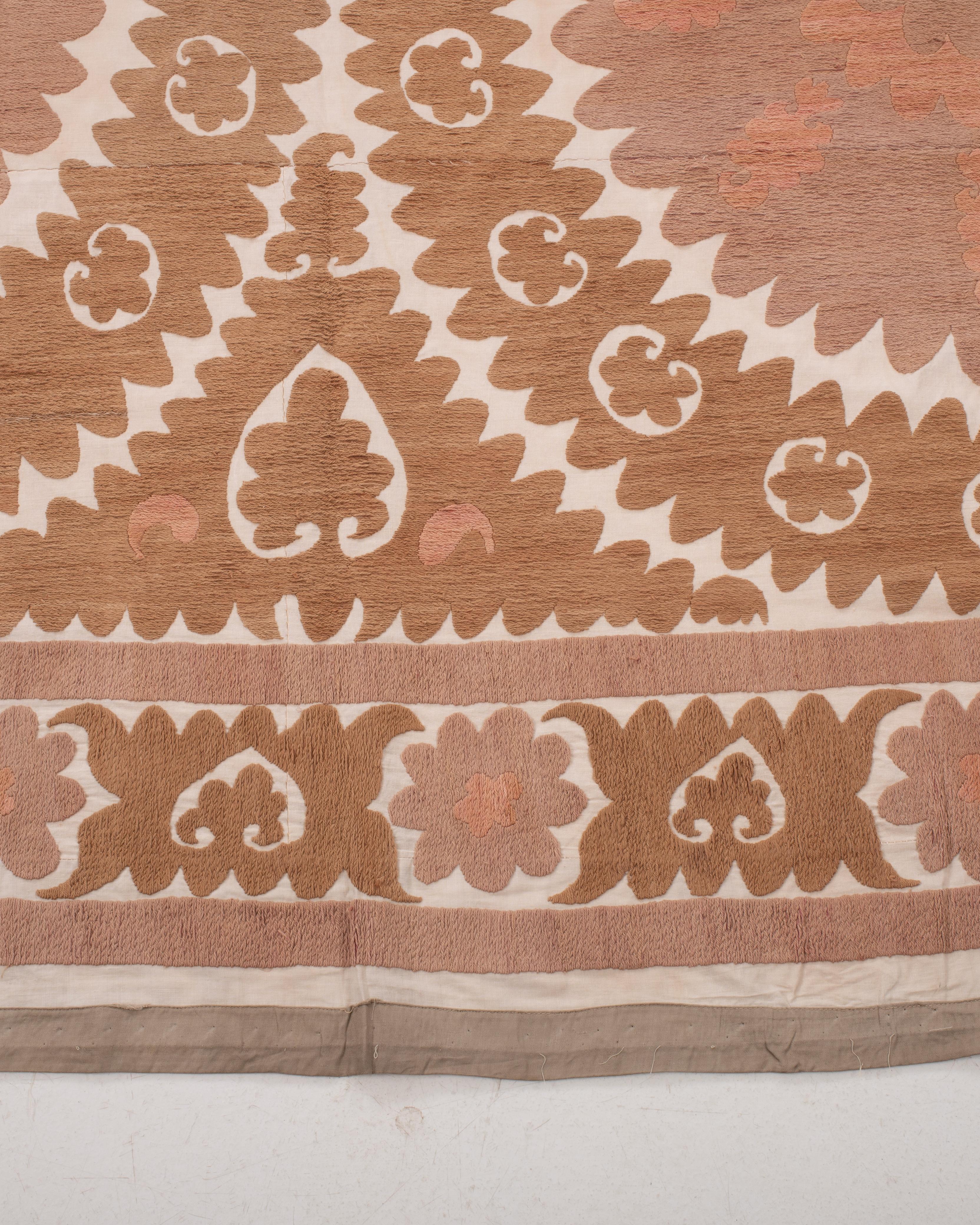 Brodé Décoration neutre Samarkand Suzani, Ouzbékistan, milieu du 20e siècle en vente