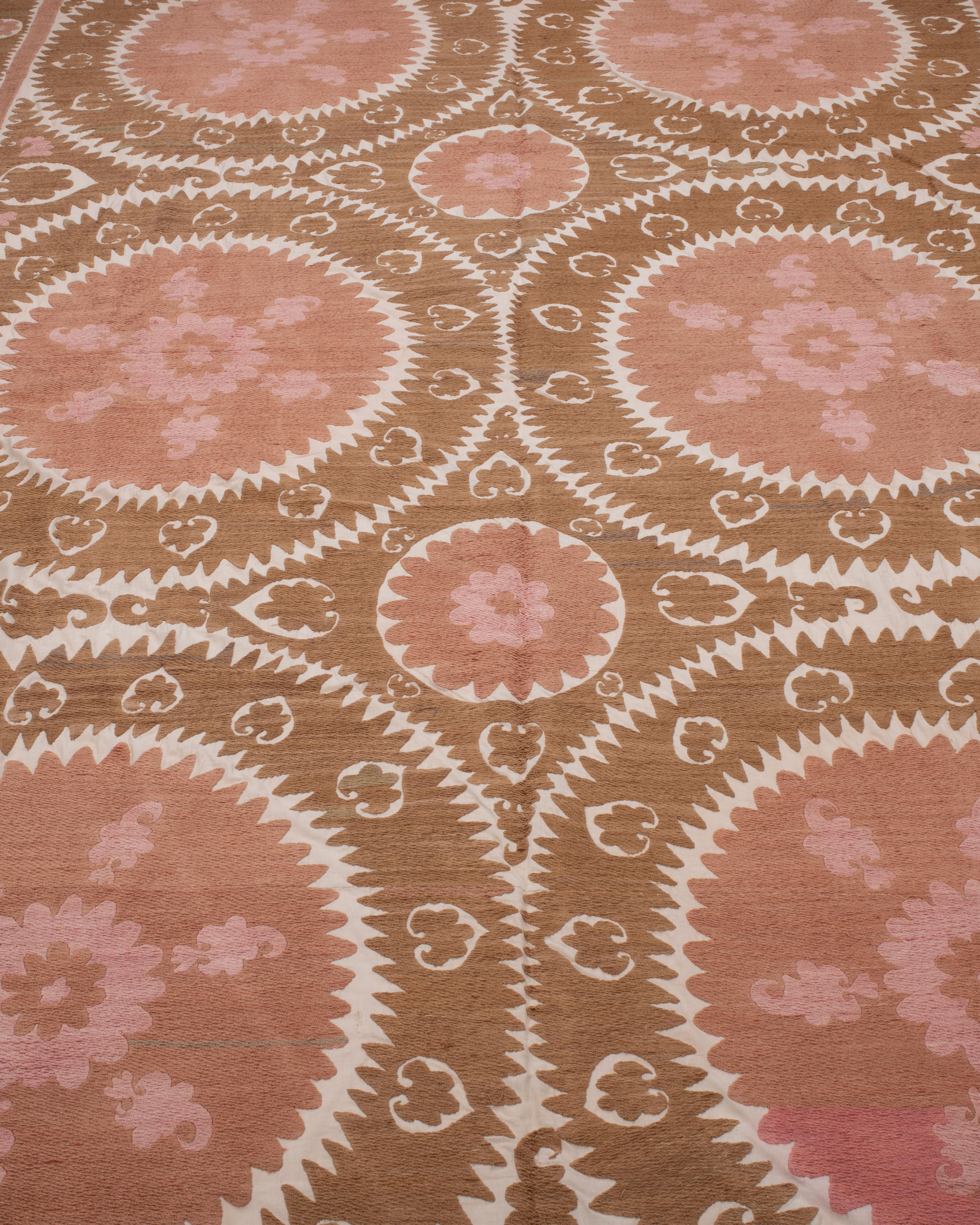 Dekorative Samarkand Suzani, Usbekistan, Mitte des 20. Jahrhunderts (Bestickt) im Angebot