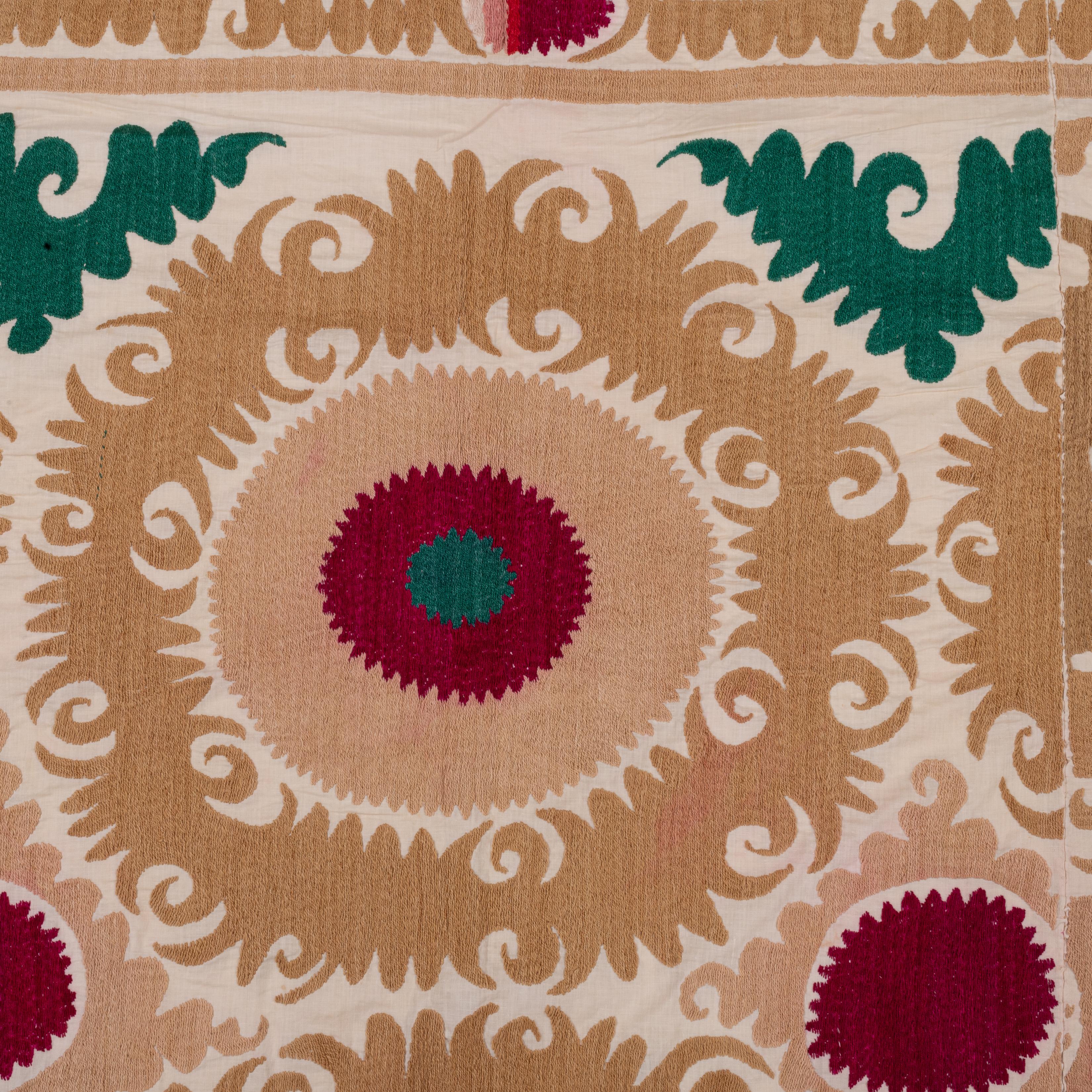 20ième siècle Décoration neutre Samarkand Suzani, Ouzbékistan, milieu du 20e siècle en vente