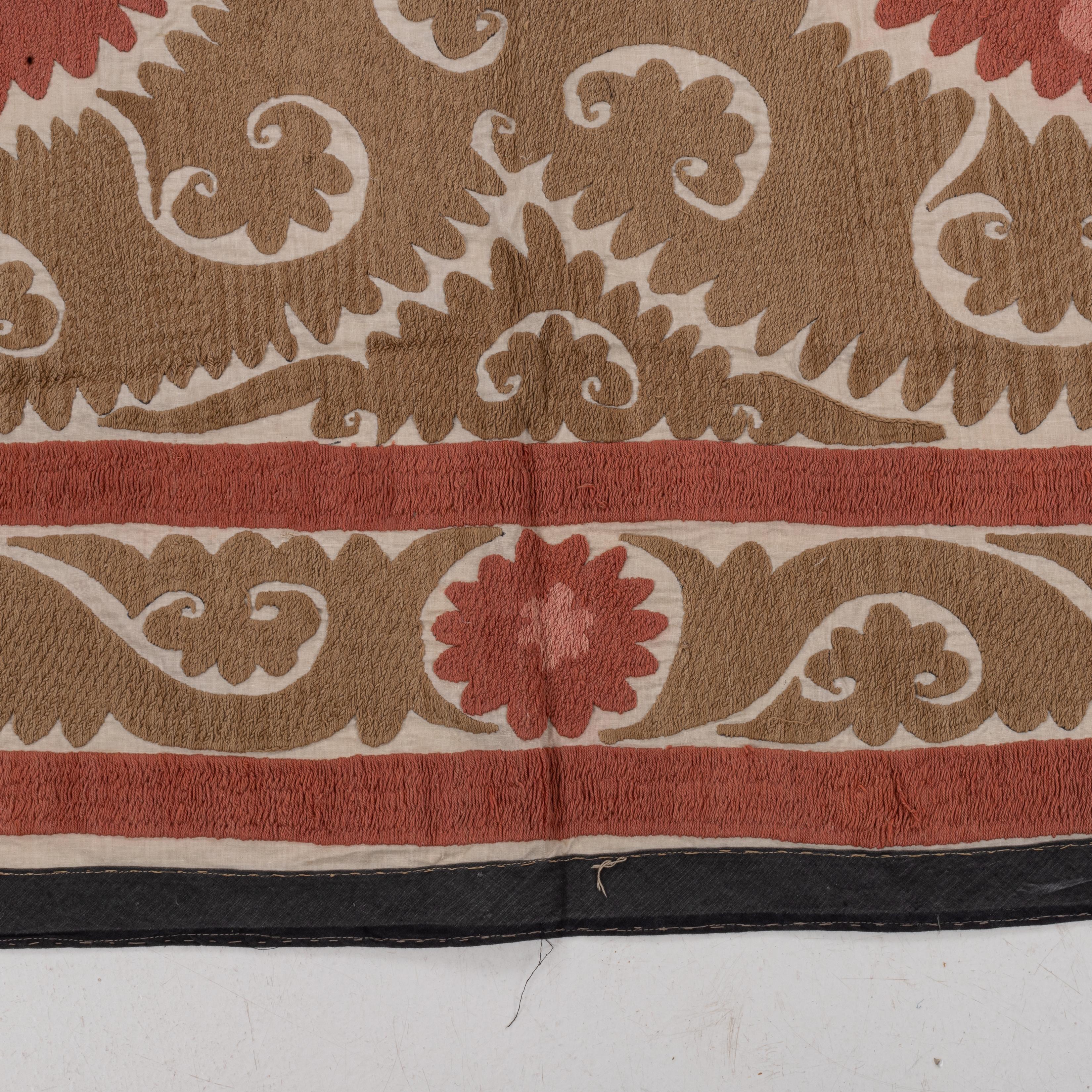 Coton Décoration neutre Samarkand Suzani, Ouzbékistan, milieu du 20e siècle en vente
