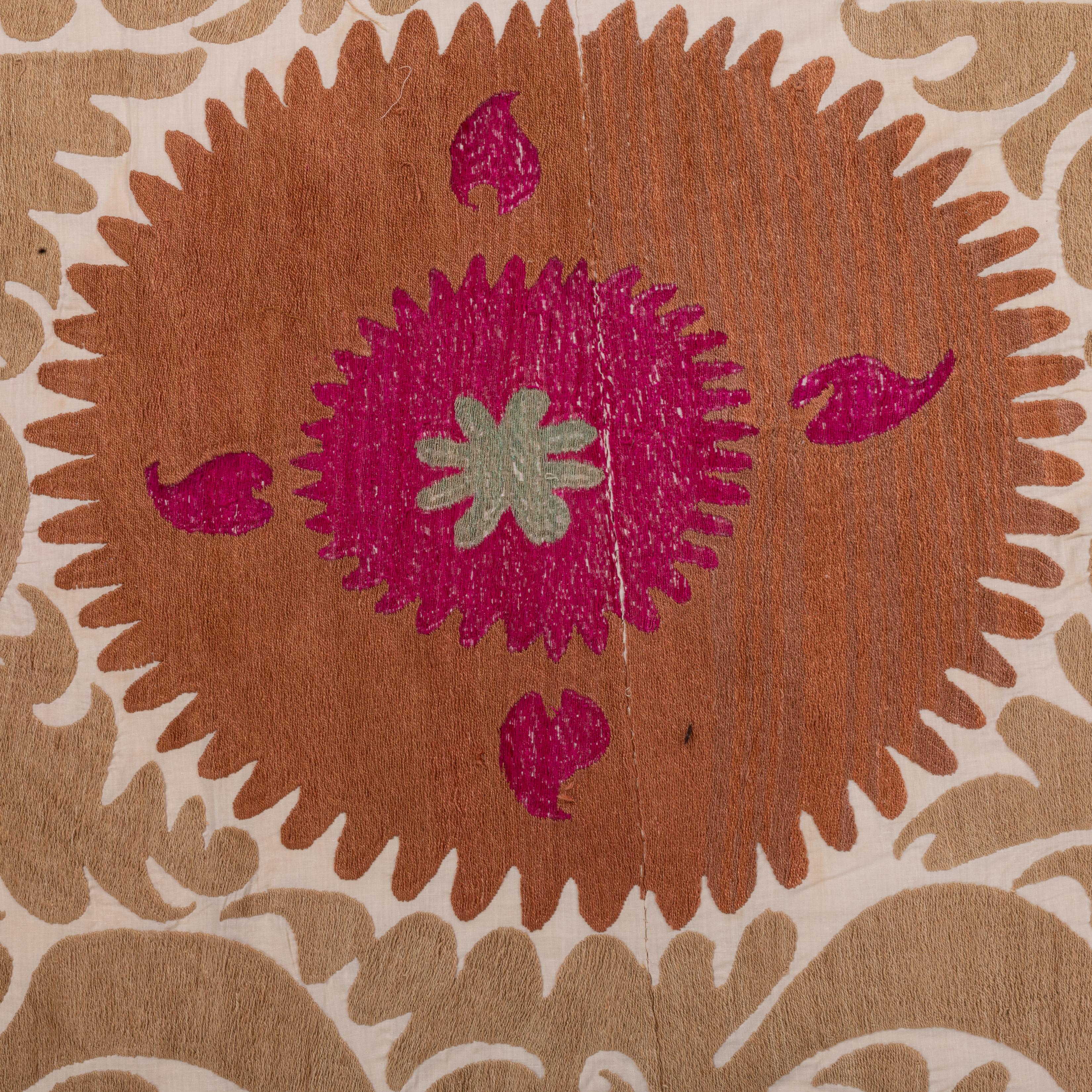 Décoration neutre Samarkand Suzani, Ouzbékistan, milieu du 20e siècle en vente 1