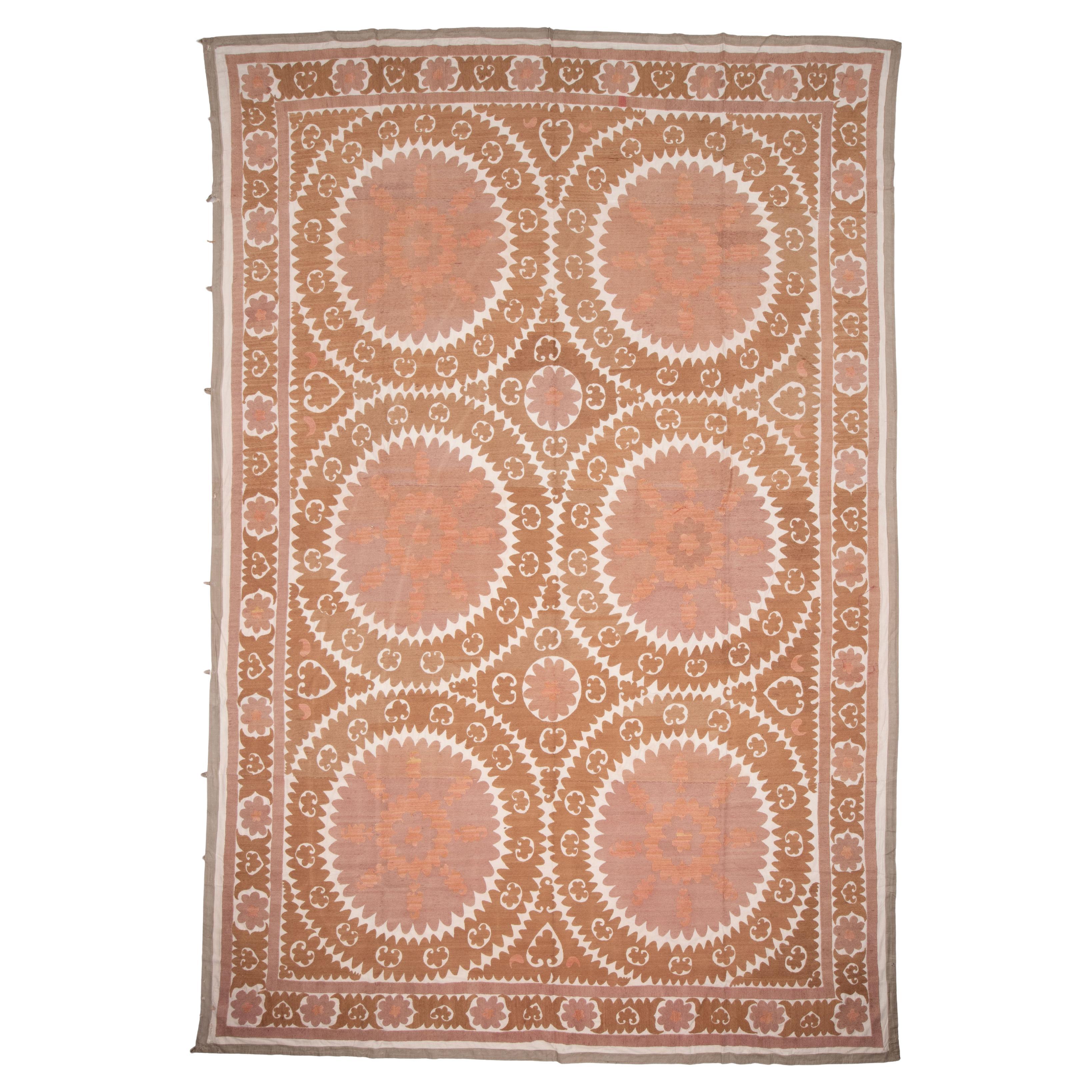 Décoration neutre Samarkand Suzani, Ouzbékistan, milieu du 20e siècle en vente