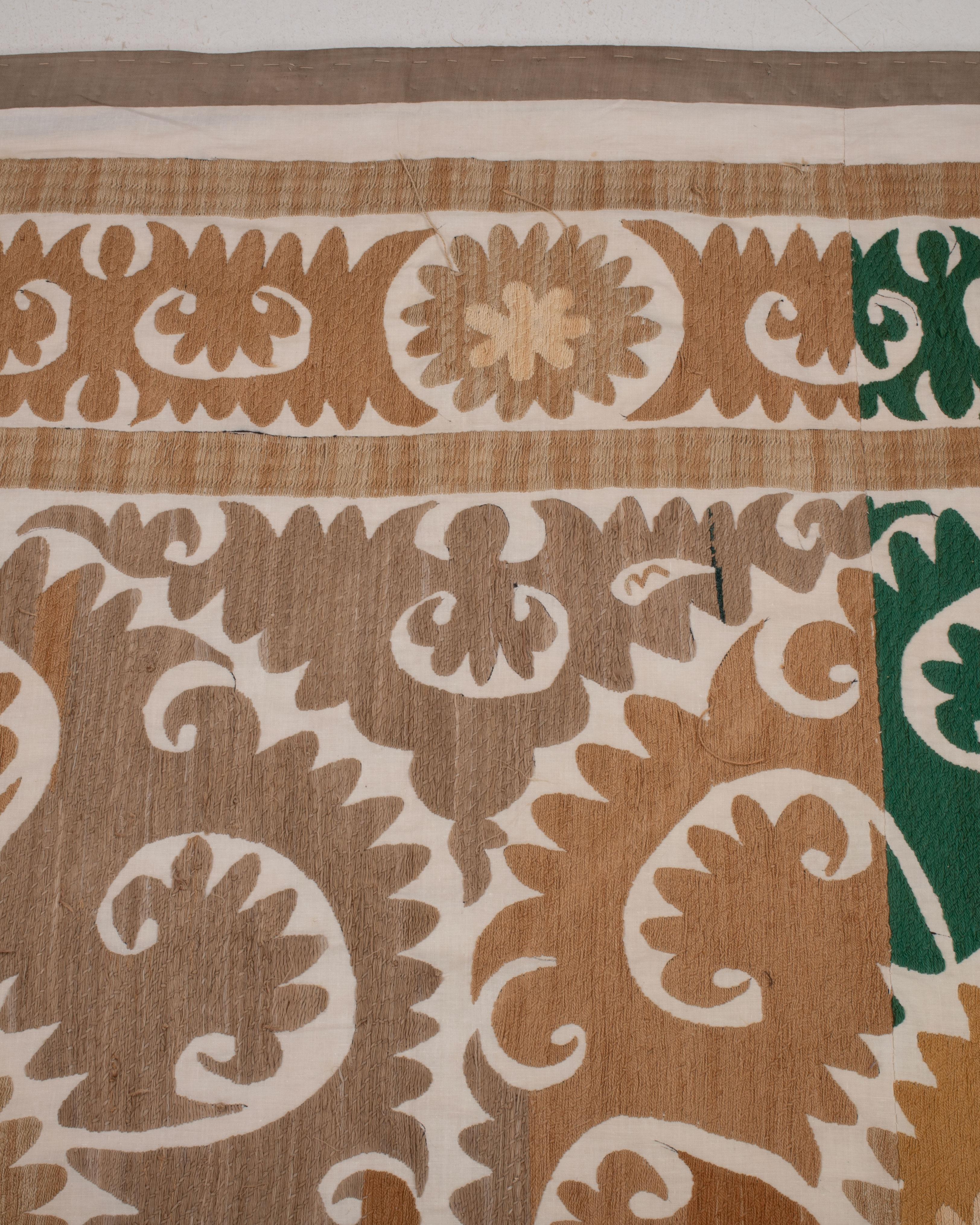 Décoratif A.I.C. Neutre Samarkand Suzani avec vert, Ouzbékistan en vente 4