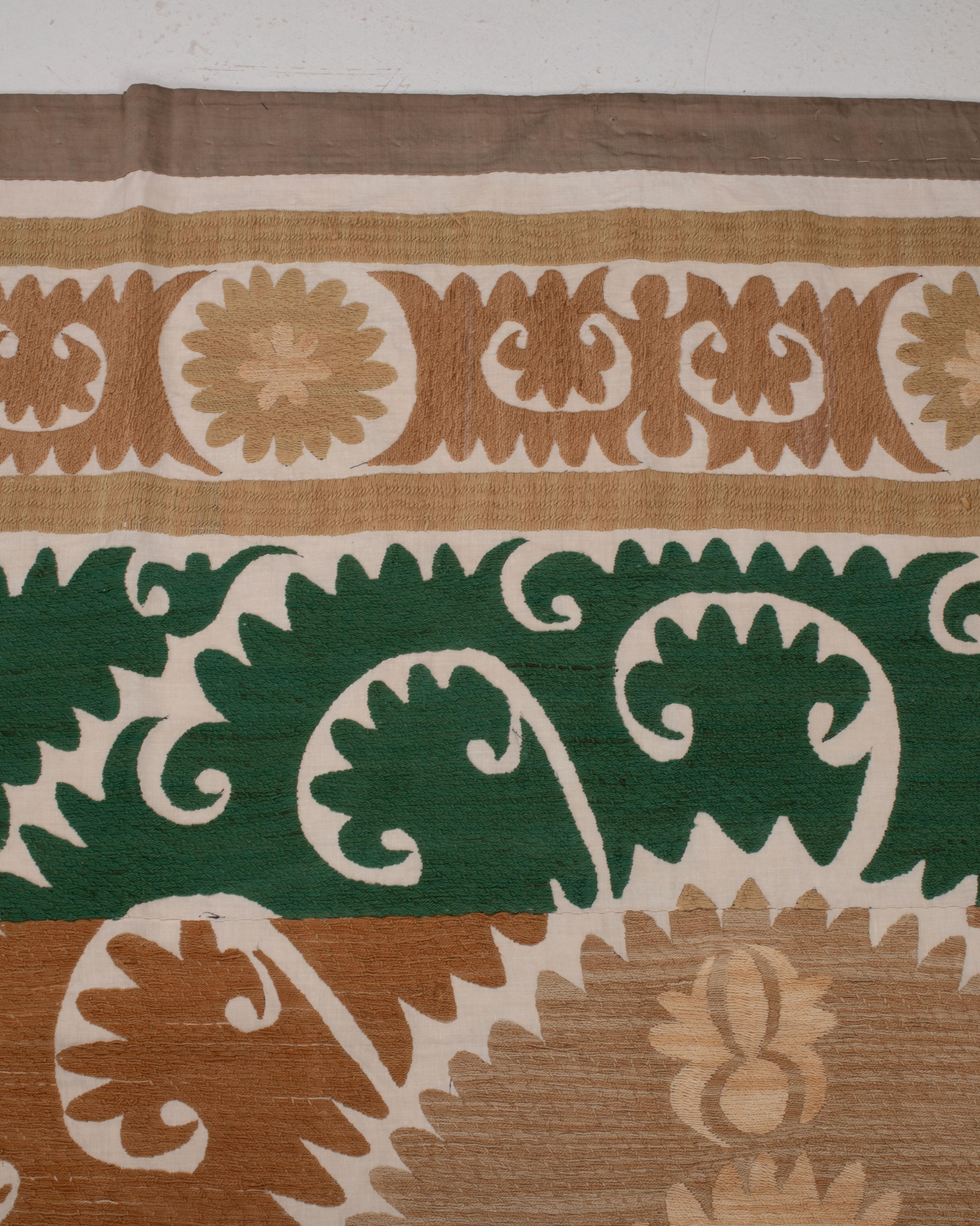 Décoratif A.I.C. Neutre Samarkand Suzani avec vert, Ouzbékistan en vente 5