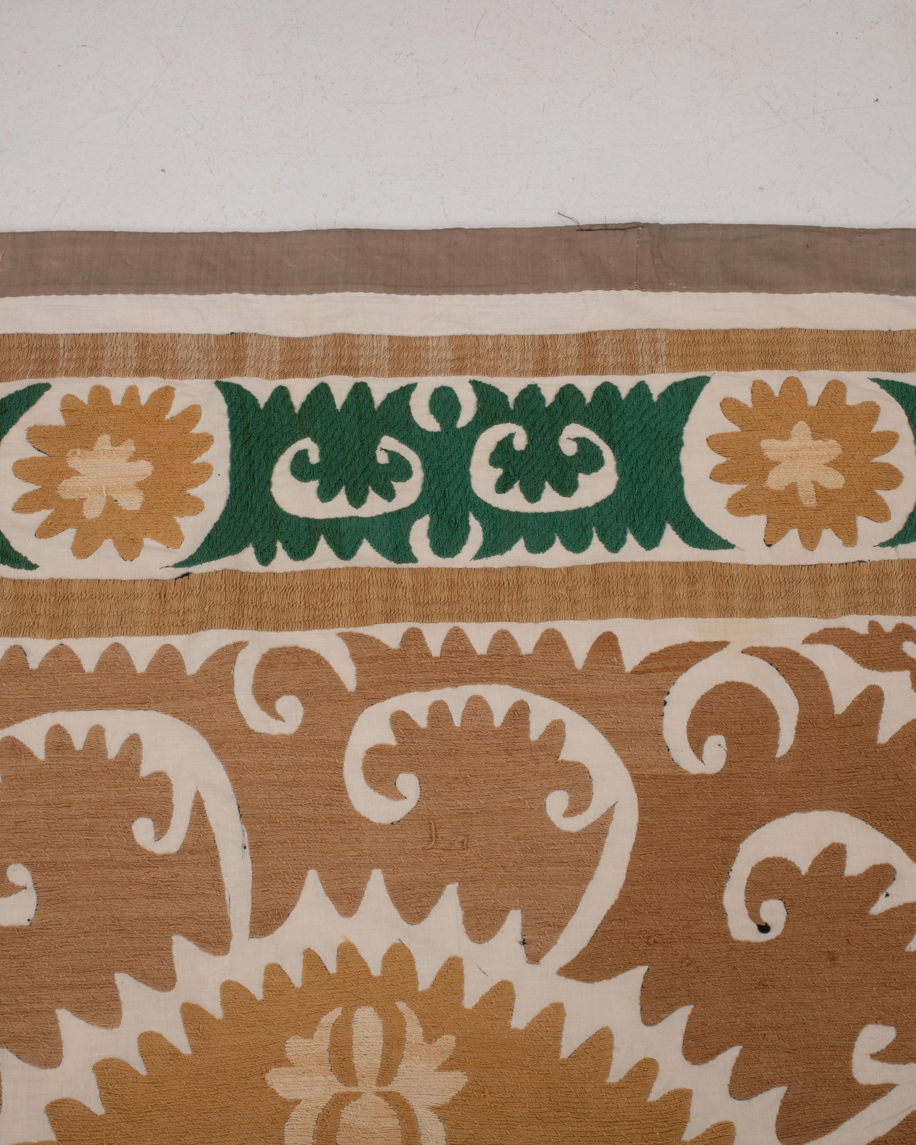 Décoratif A.I.C. Neutre Samarkand Suzani avec vert, Ouzbékistan en vente 7