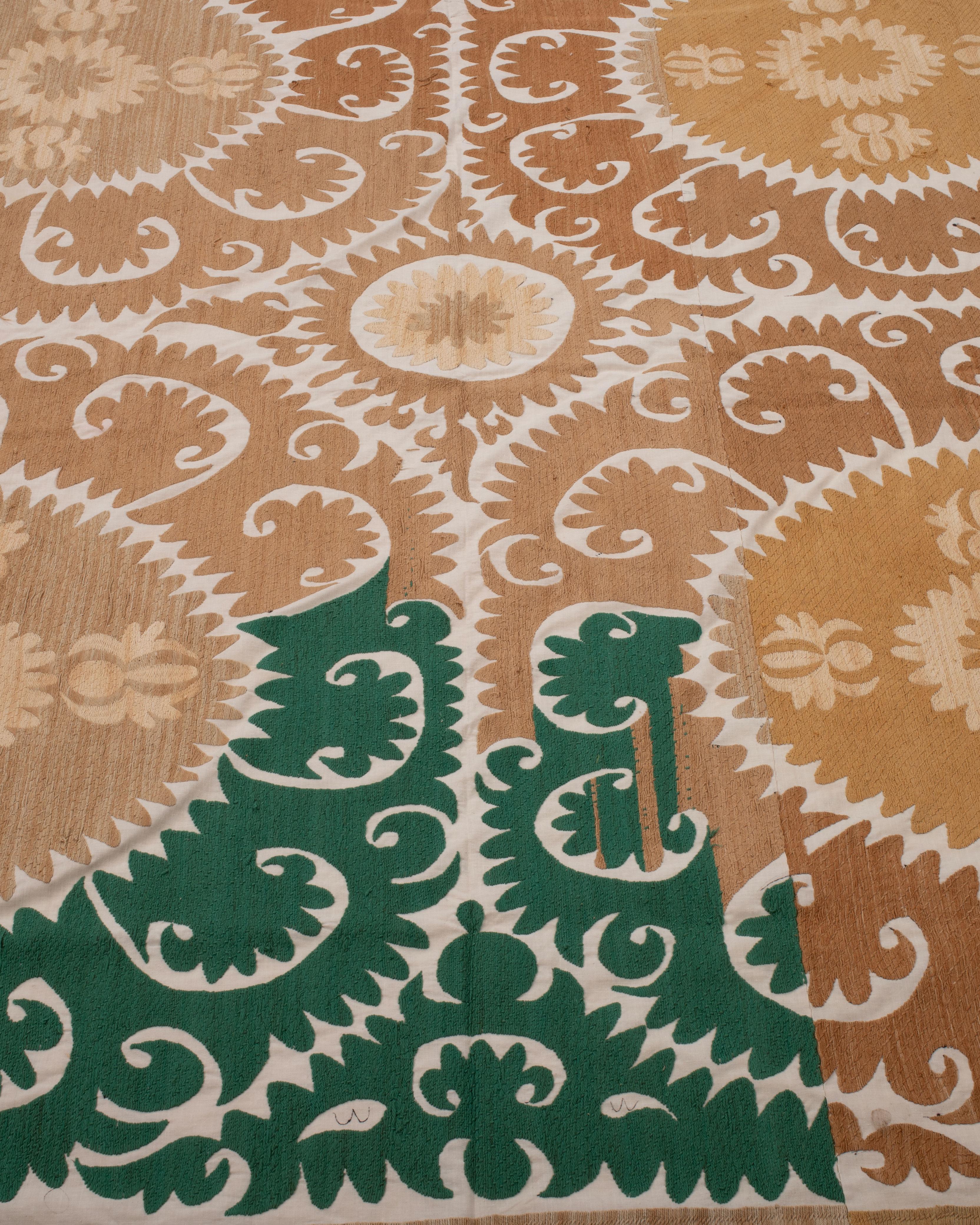 Brodé Décoratif A.I.C. Neutre Samarkand Suzani avec vert, Ouzbékistan en vente