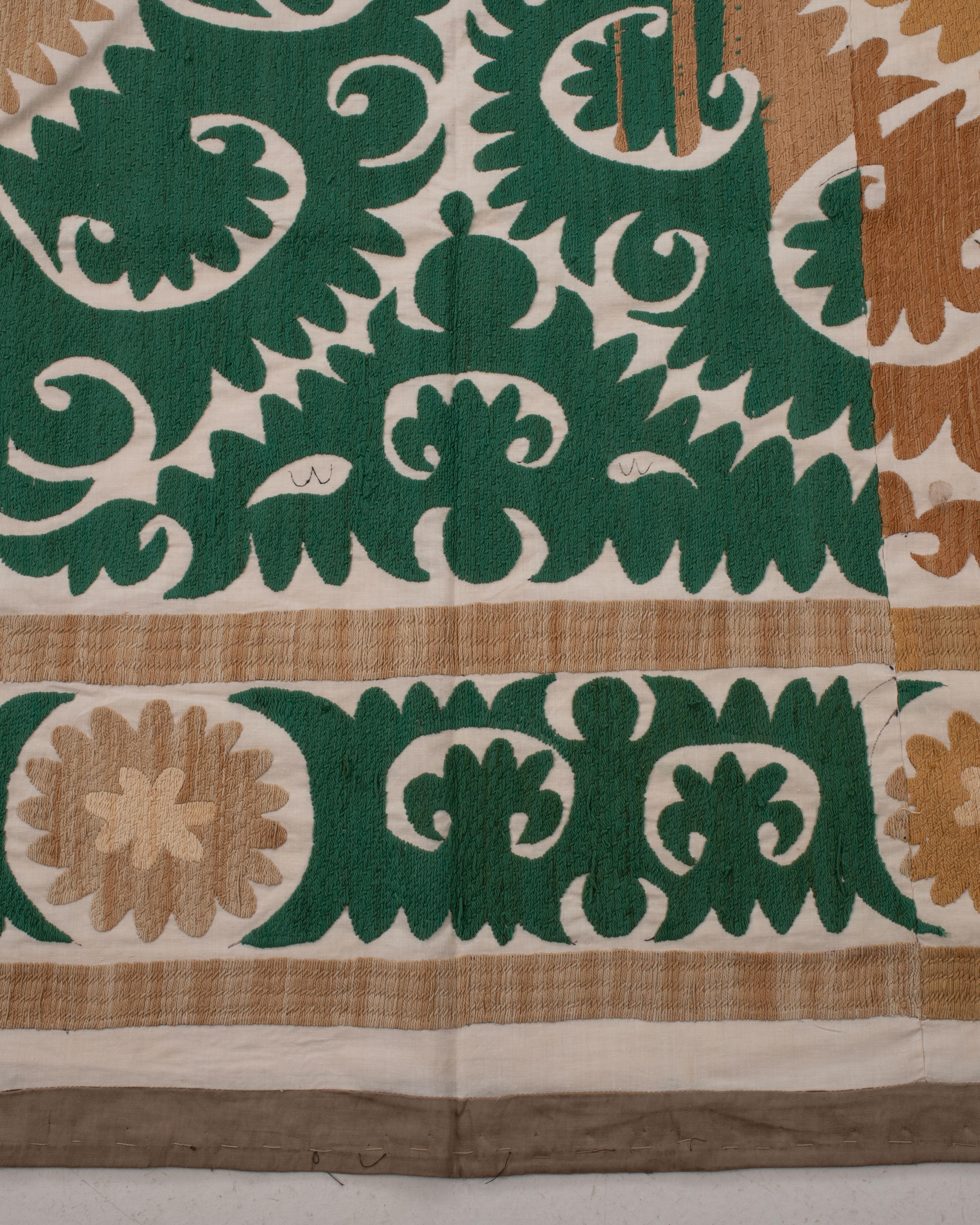 Décoratif A.I.C. Neutre Samarkand Suzani avec vert, Ouzbékistan État moyen - En vente à Istanbul, TR
