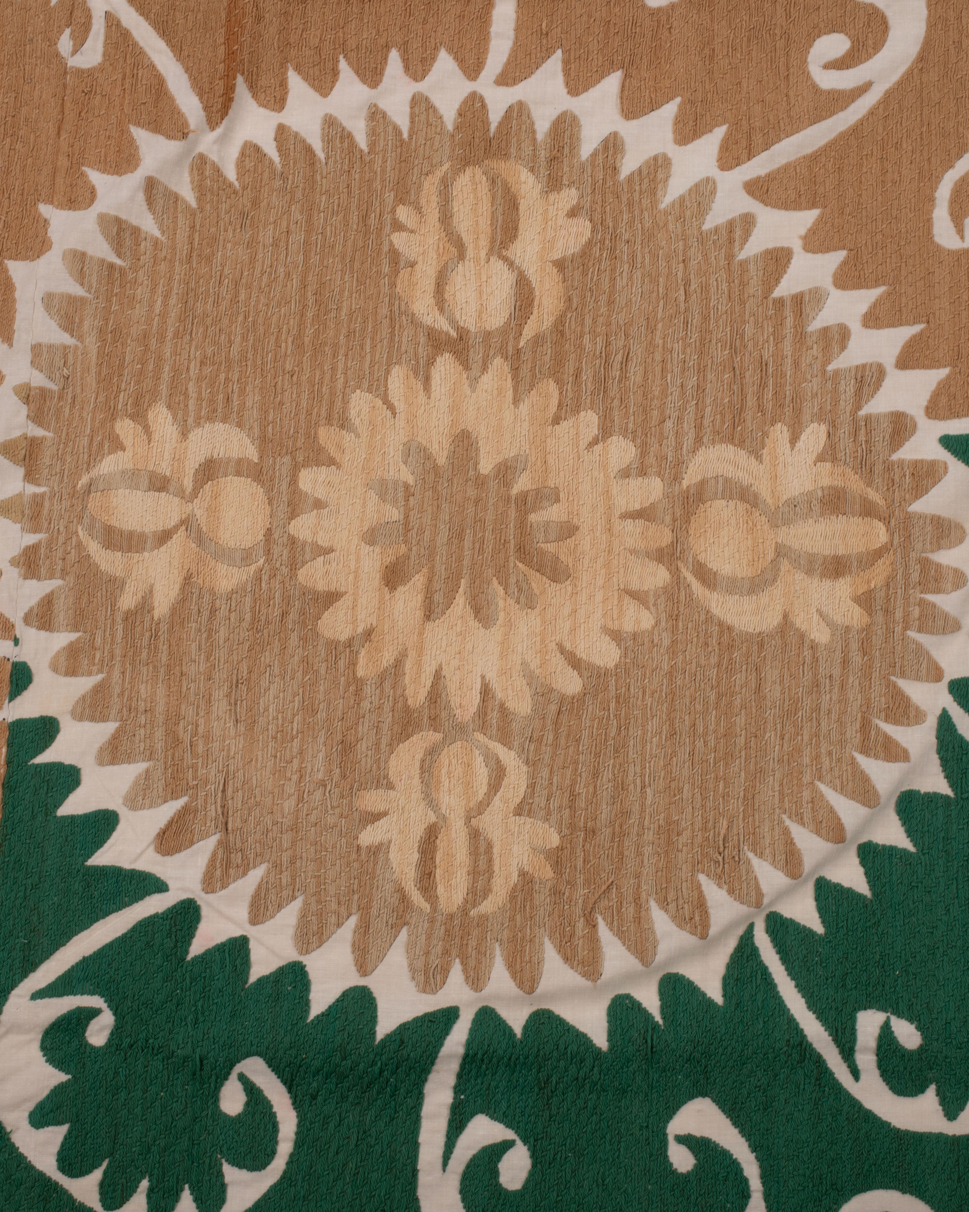 20ième siècle Décoratif A.I.C. Neutre Samarkand Suzani avec vert, Ouzbékistan en vente