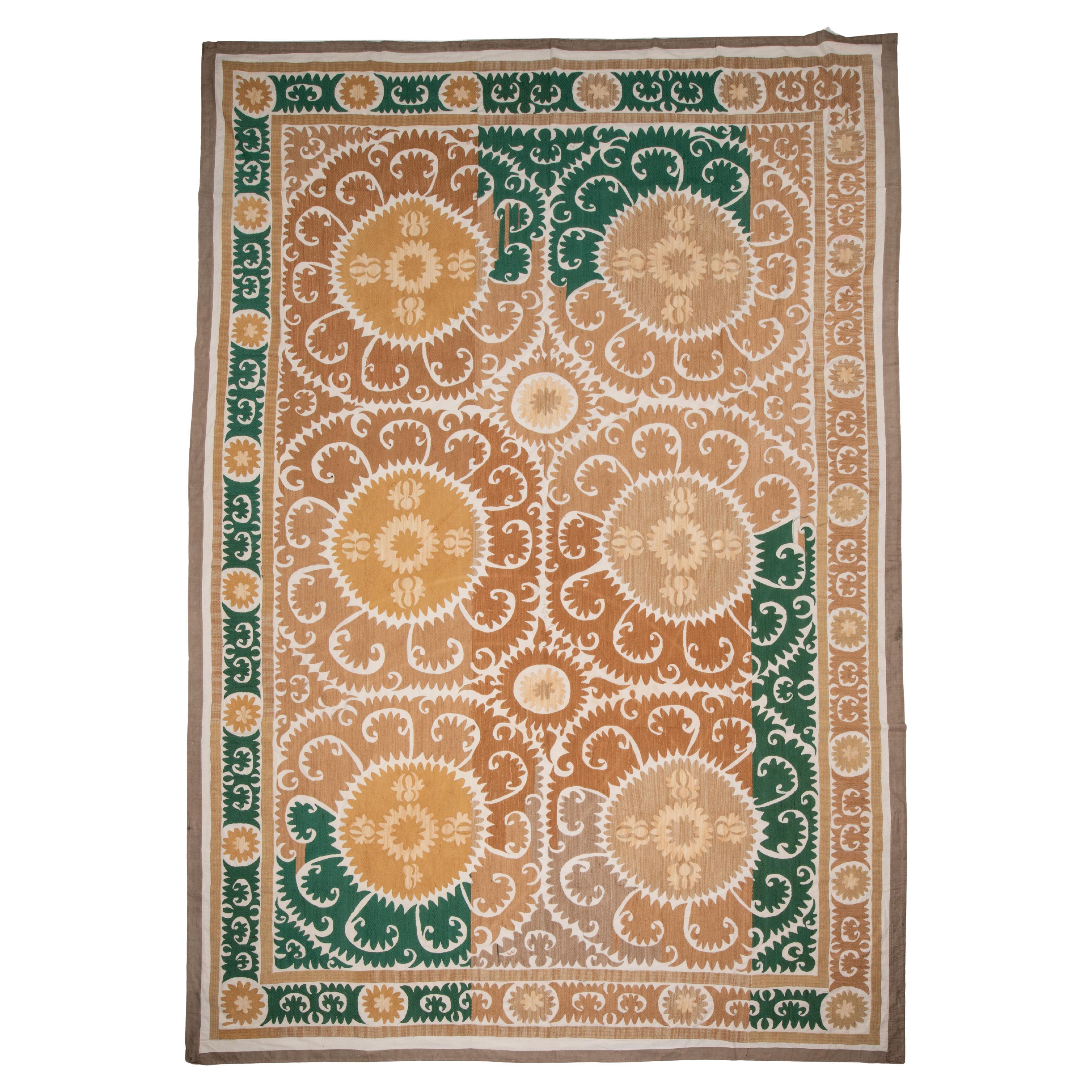 Décoratif A.I.C. Neutre Samarkand Suzani avec vert, Ouzbékistan en vente
